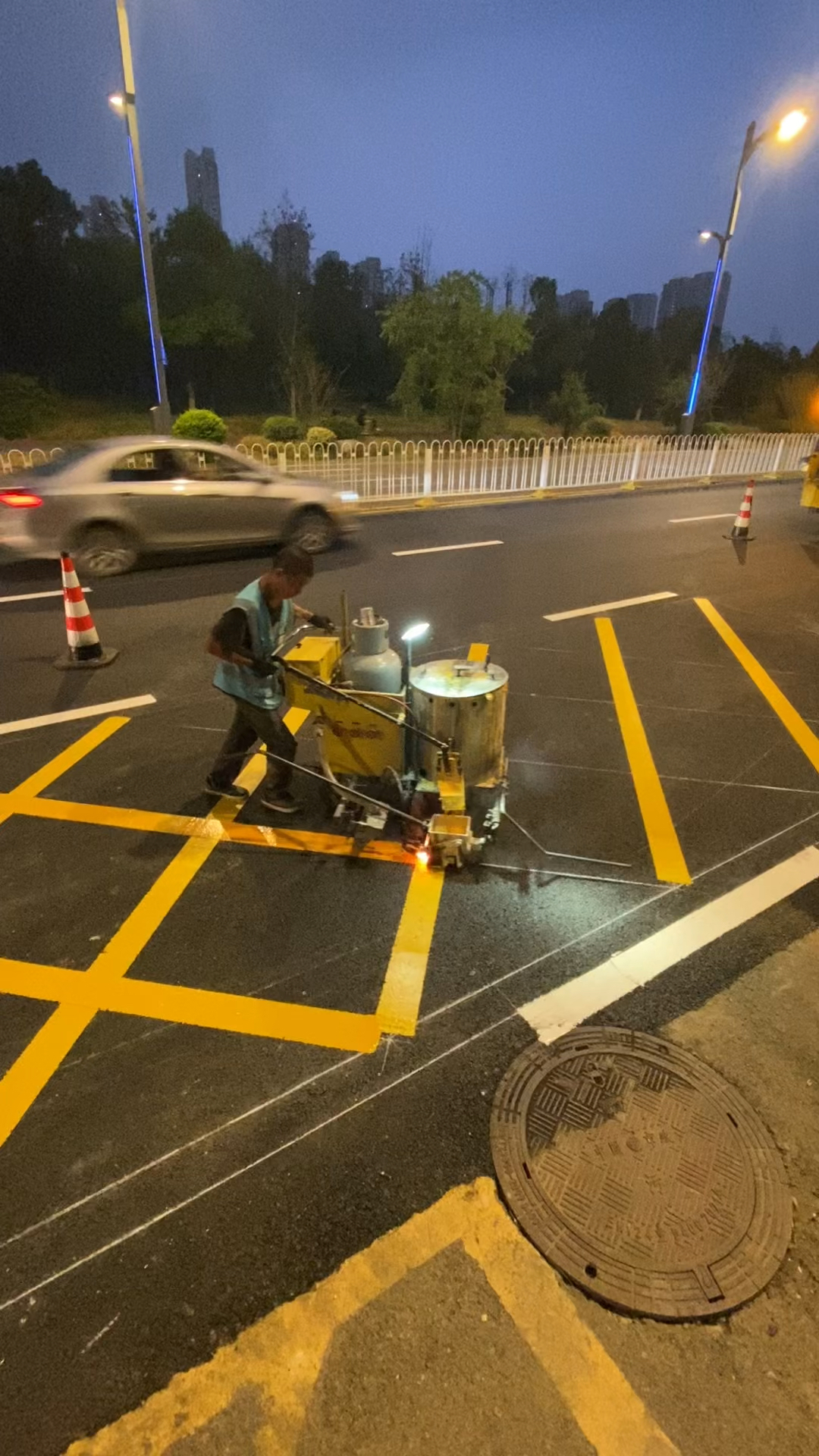 武汉政路是专业的标线施工队 专业承接道路标线