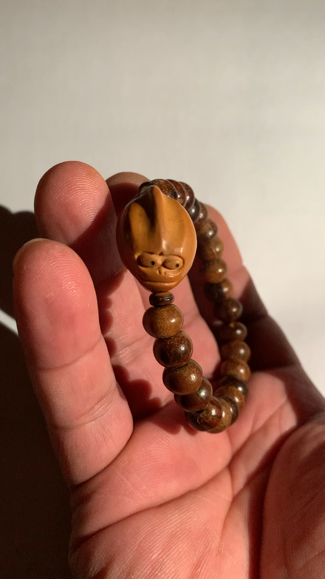 戴了半个月的金蟾手串,明显油亮光泽了许多,上油?没必要