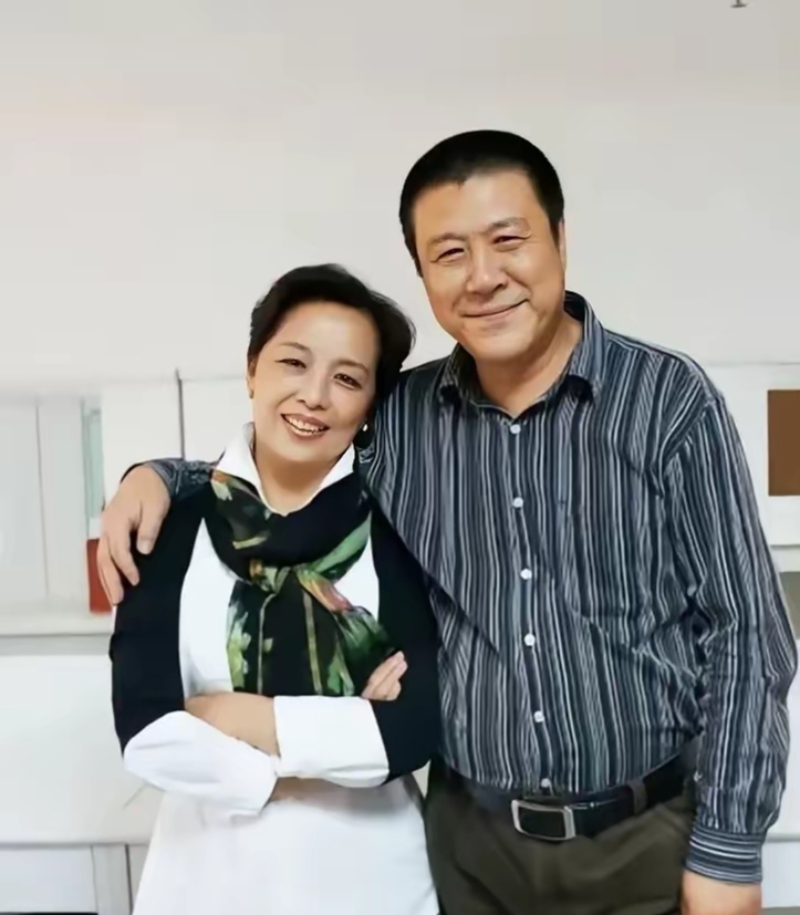 端正,为人低调,从来不炒作,是娱乐圈中真正的模范夫妻,好夫妻,好演员