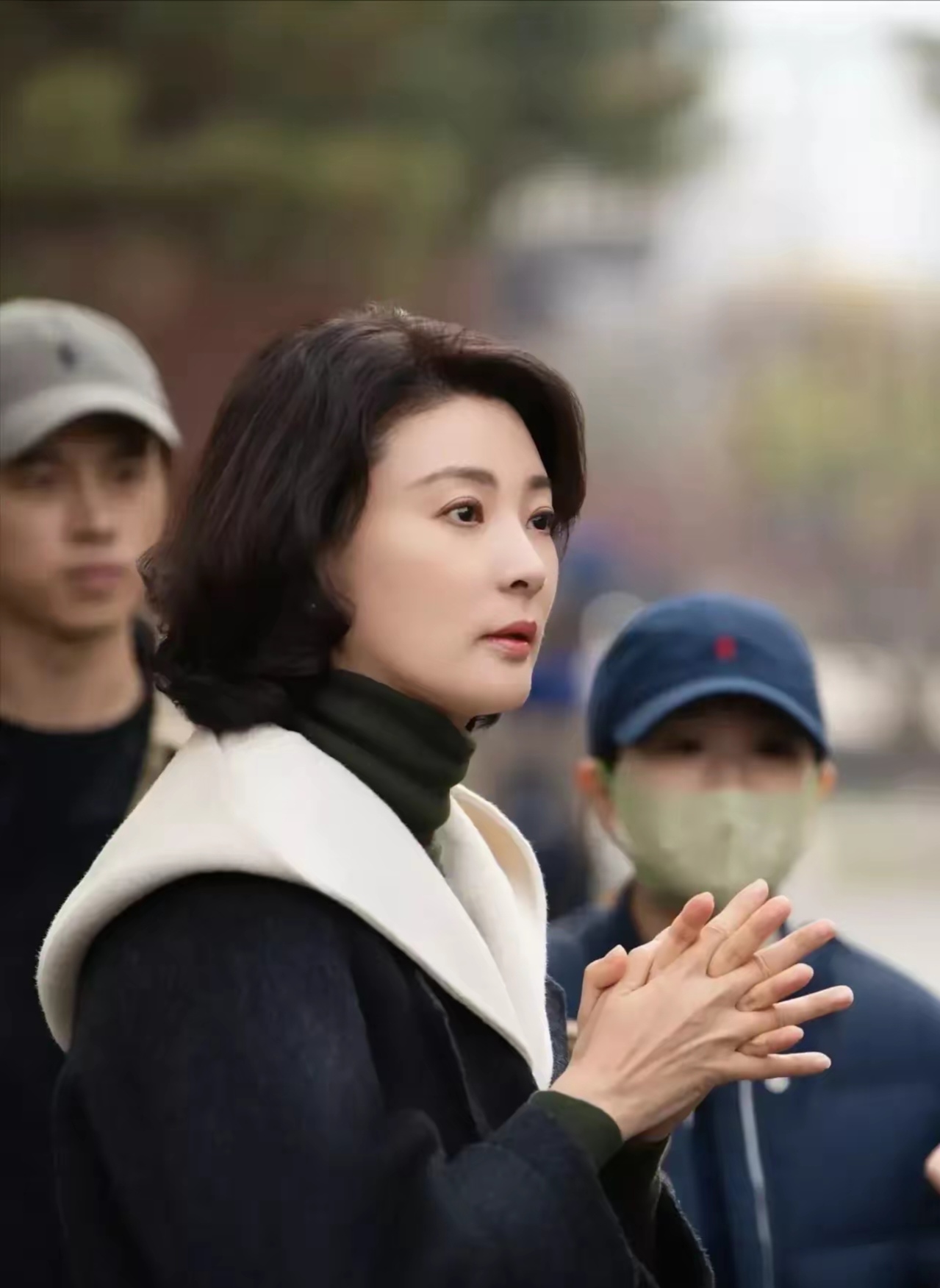 不过气质倒是端庄沉稳了不少这样看又像周涛又像董卿老太太头发型