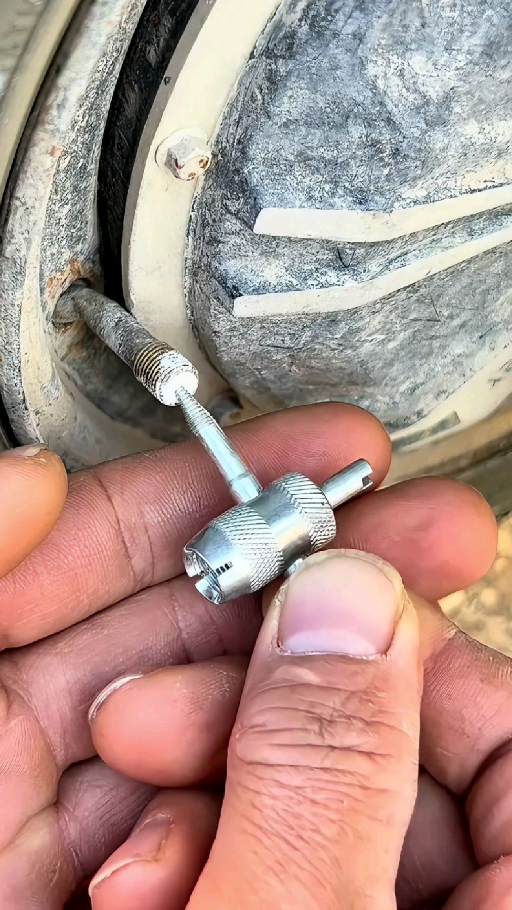 多功能气门芯钥匙,有了它车胎气门嘴的问题都能轻松搞定