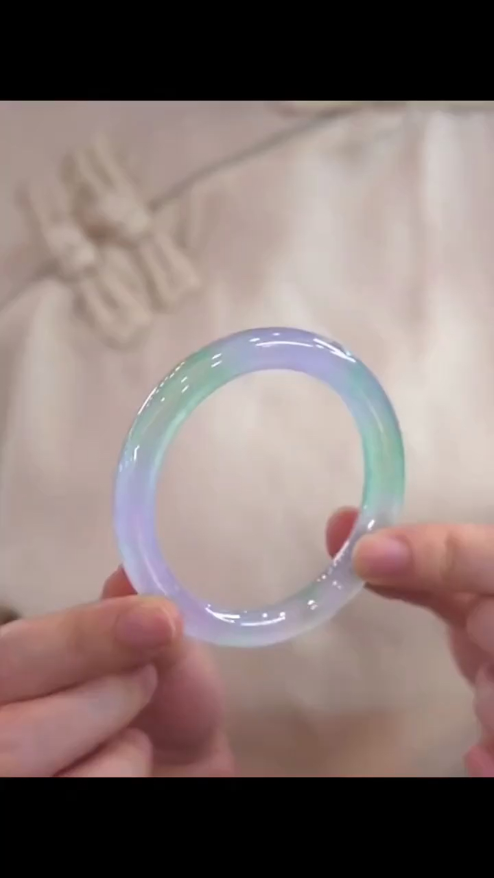 翠韵华光:天然翡翠三彩手镯,腕间的梦幻诗篇