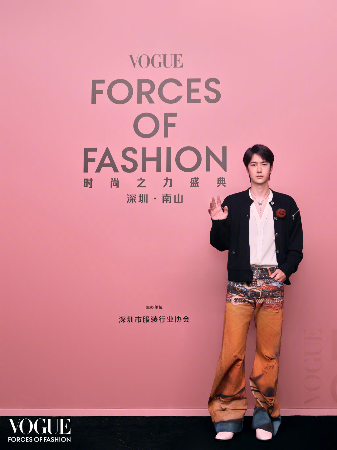 笑死了看了vogue官博发的艺人到达图发现只有王一博的背景板与众不