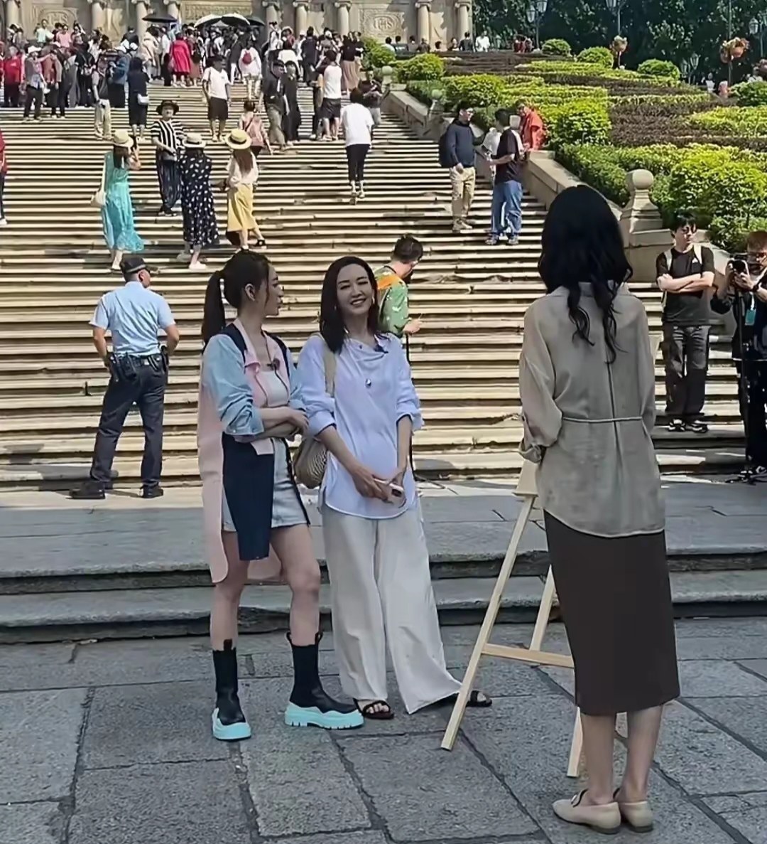 李小冉和王鸥同框不惧太阳勇敢露腿一个像20岁