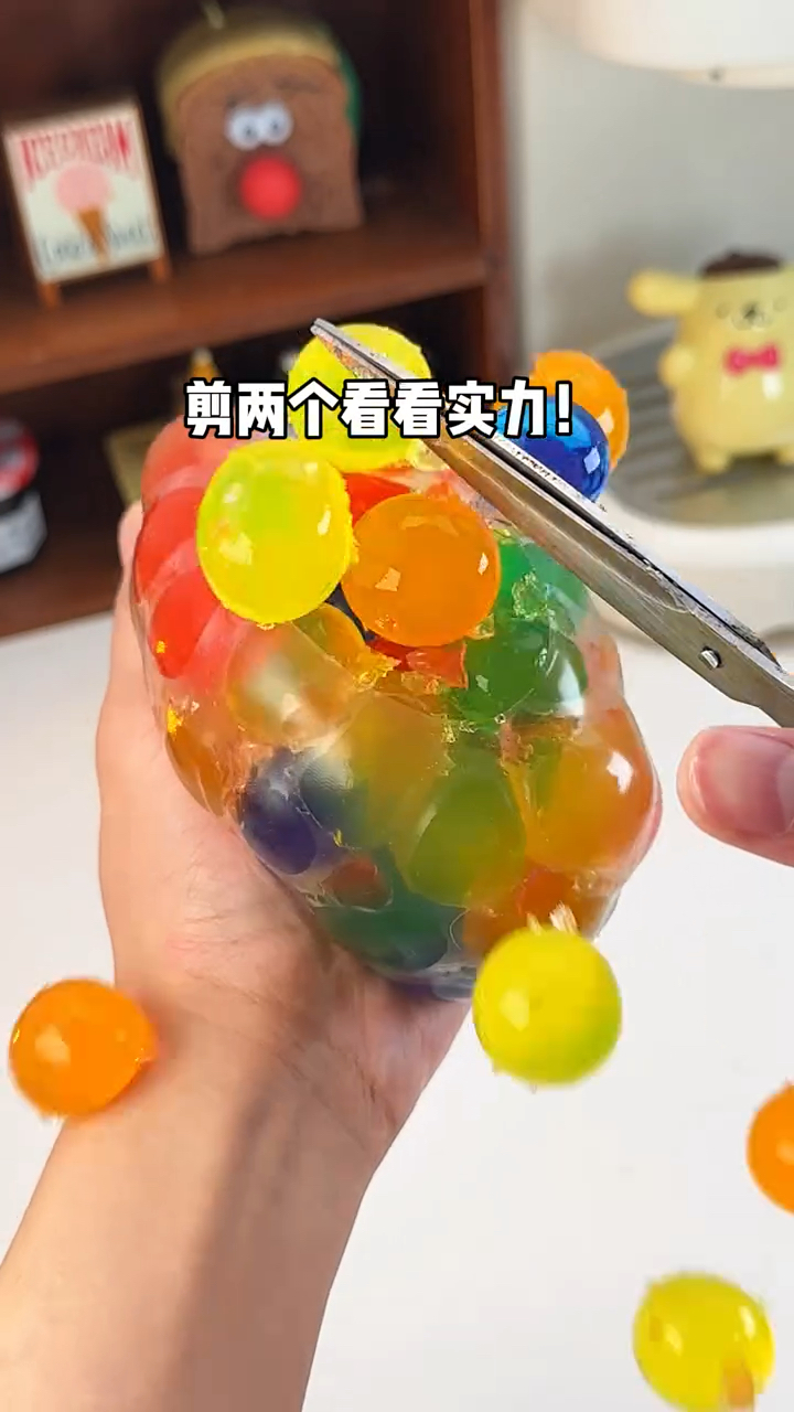 来玩水晶宝宝手作球咯～滑溜溜的好好捏啊!