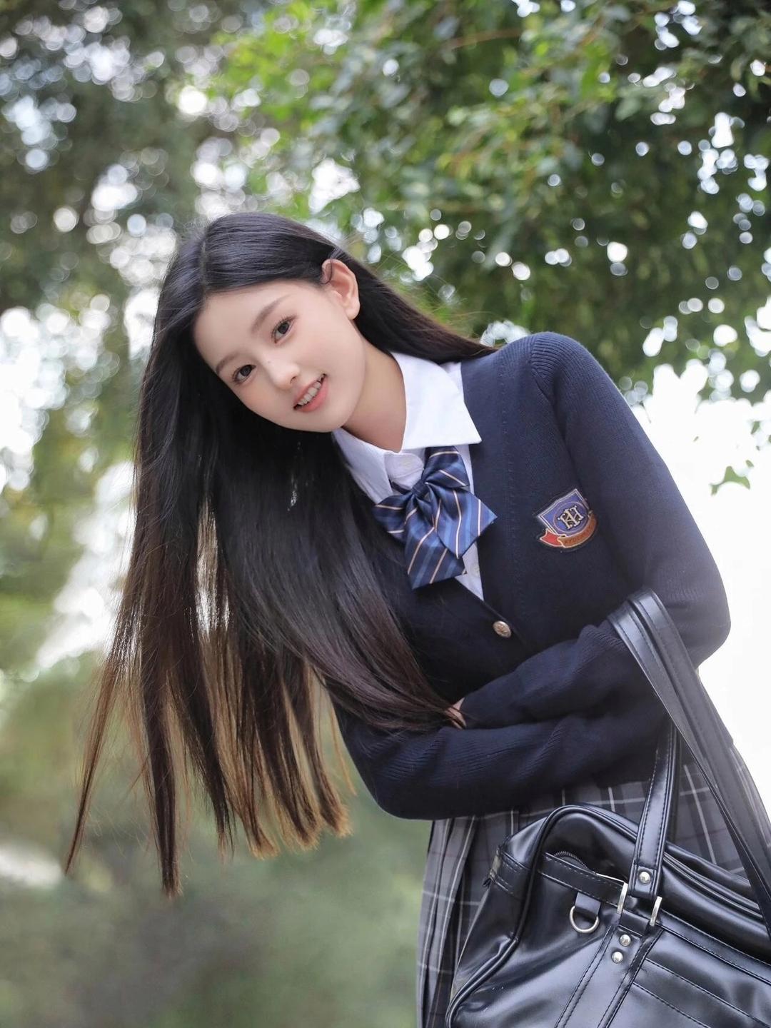 校园里的青春美少女,笑容甜美,散发着青春的气息