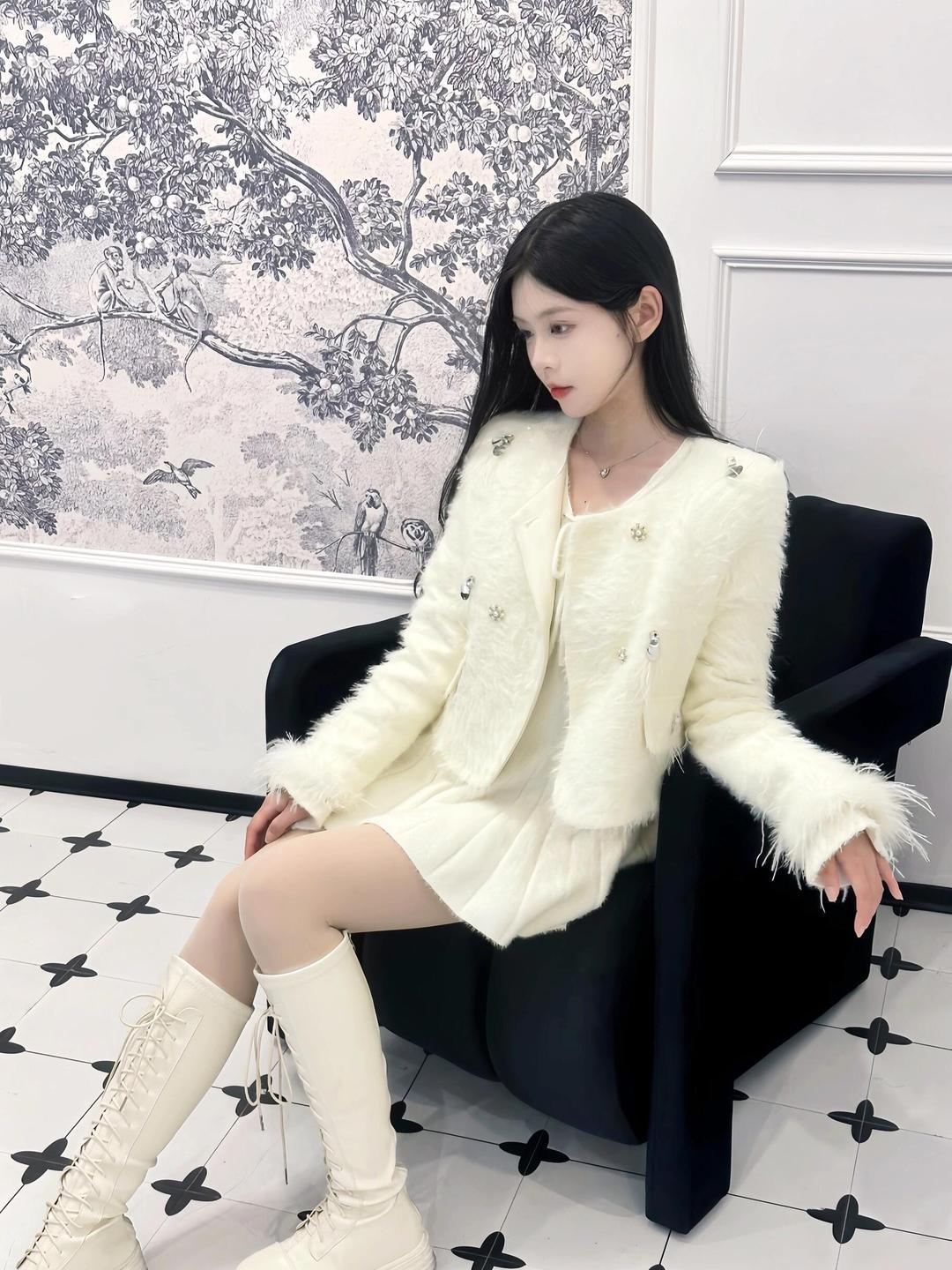 美女坐在沙发上图片