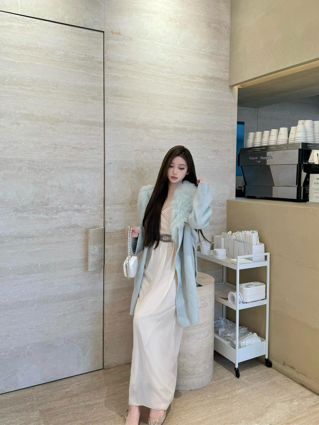 美女坐在沙发上图片