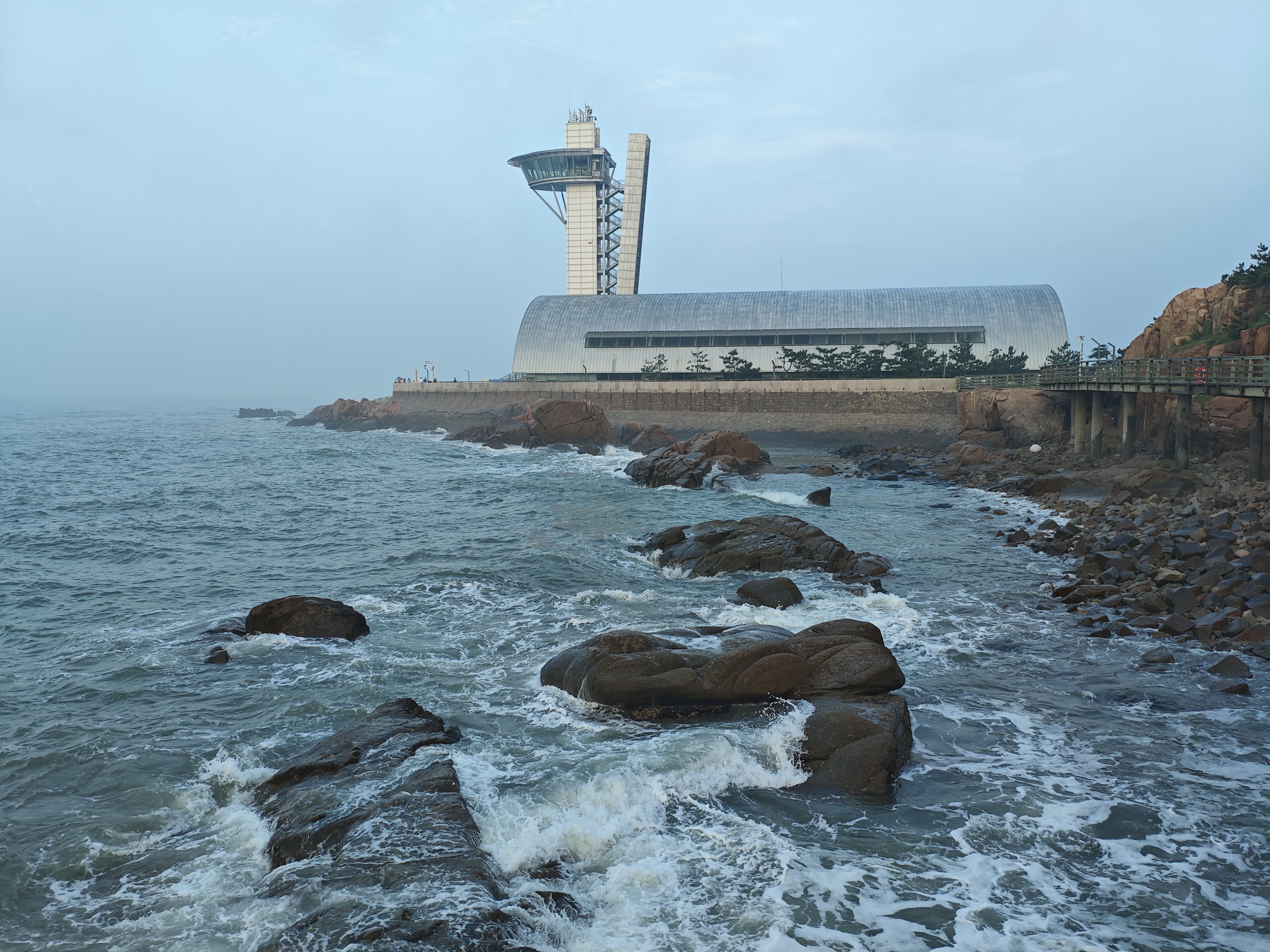 西边一公里处,就是广州第一豪宅侨鑫汇悦台,对面是