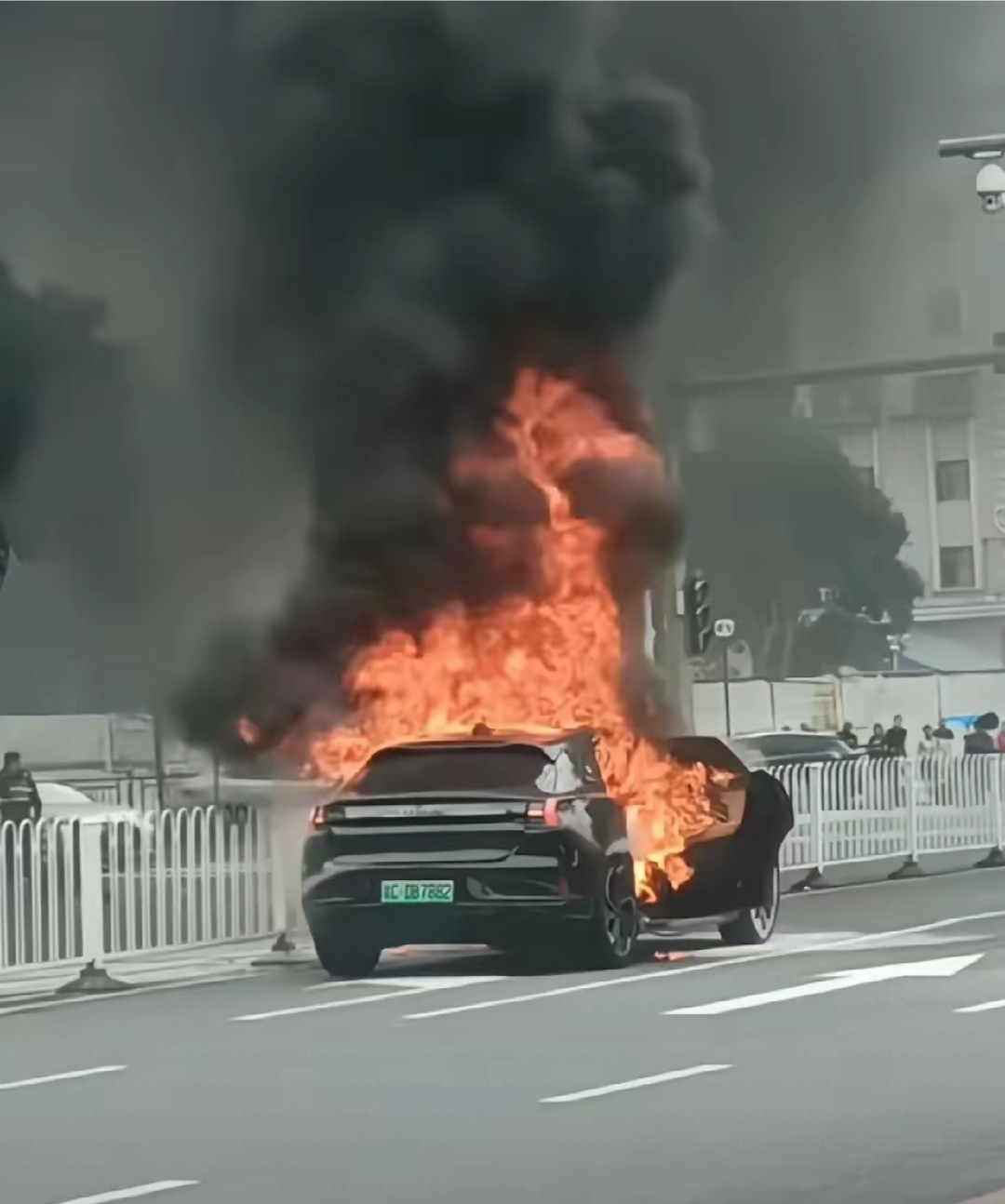 了电动轿车燃烧图片千万豪车着火吗新能源汽车燃烧捷途x70plus着火