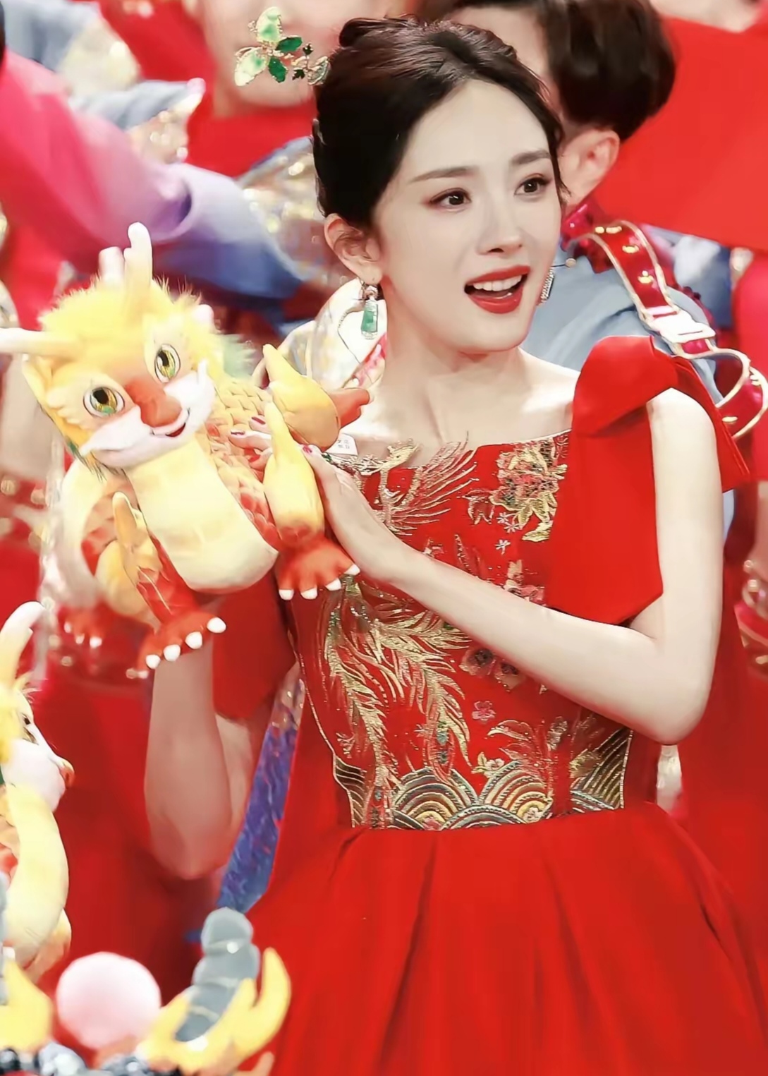 2025 年春晚,杨幂的亮相太惊艳了! 她美丽大方,节目精彩绝伦