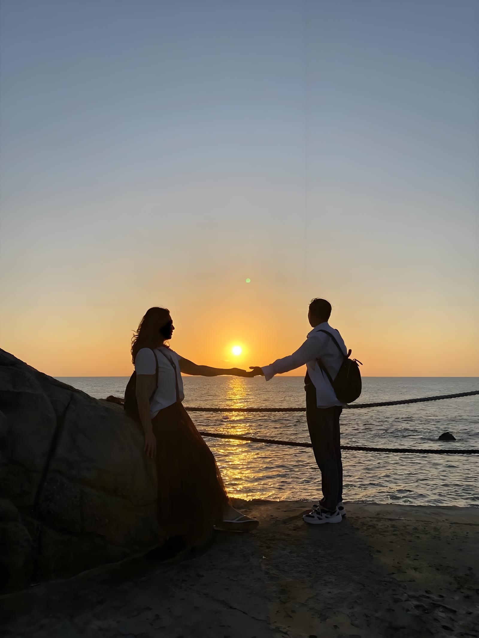 "二月春风似剪刀",风吹背后寒. 双脚如奔腾的战马,一刻不敢慢怠歇闲