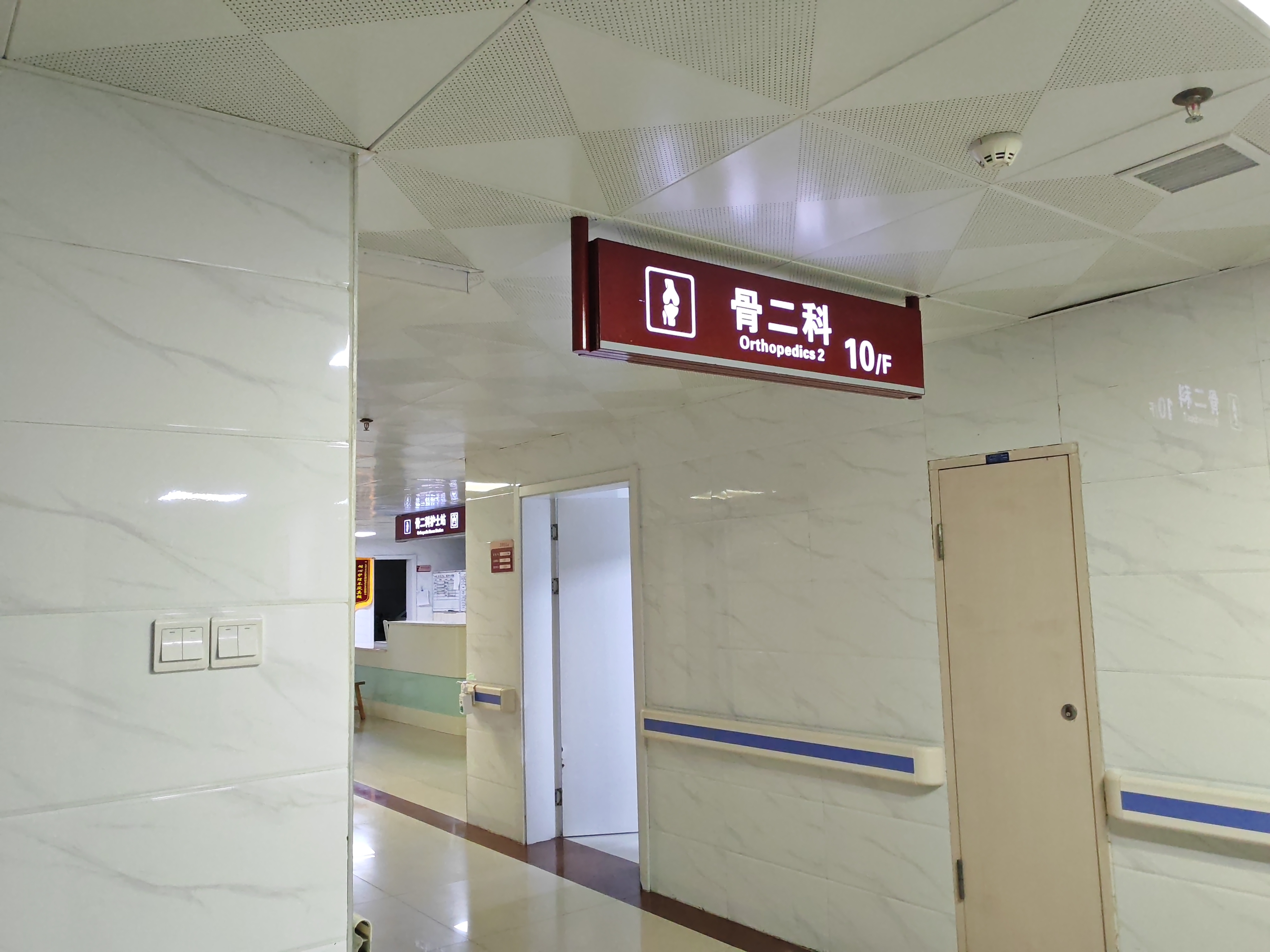 去医院探望亲人,坐地梯遇到一个老人, 她拎差一箱牛奶,自语自言说去