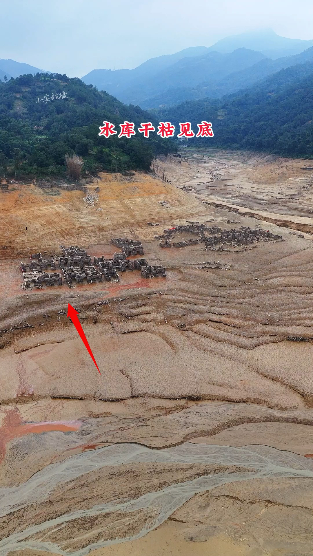 广东一水库干枯,水底古建筑重见天日,据说曾经这里住着上百户人家,而