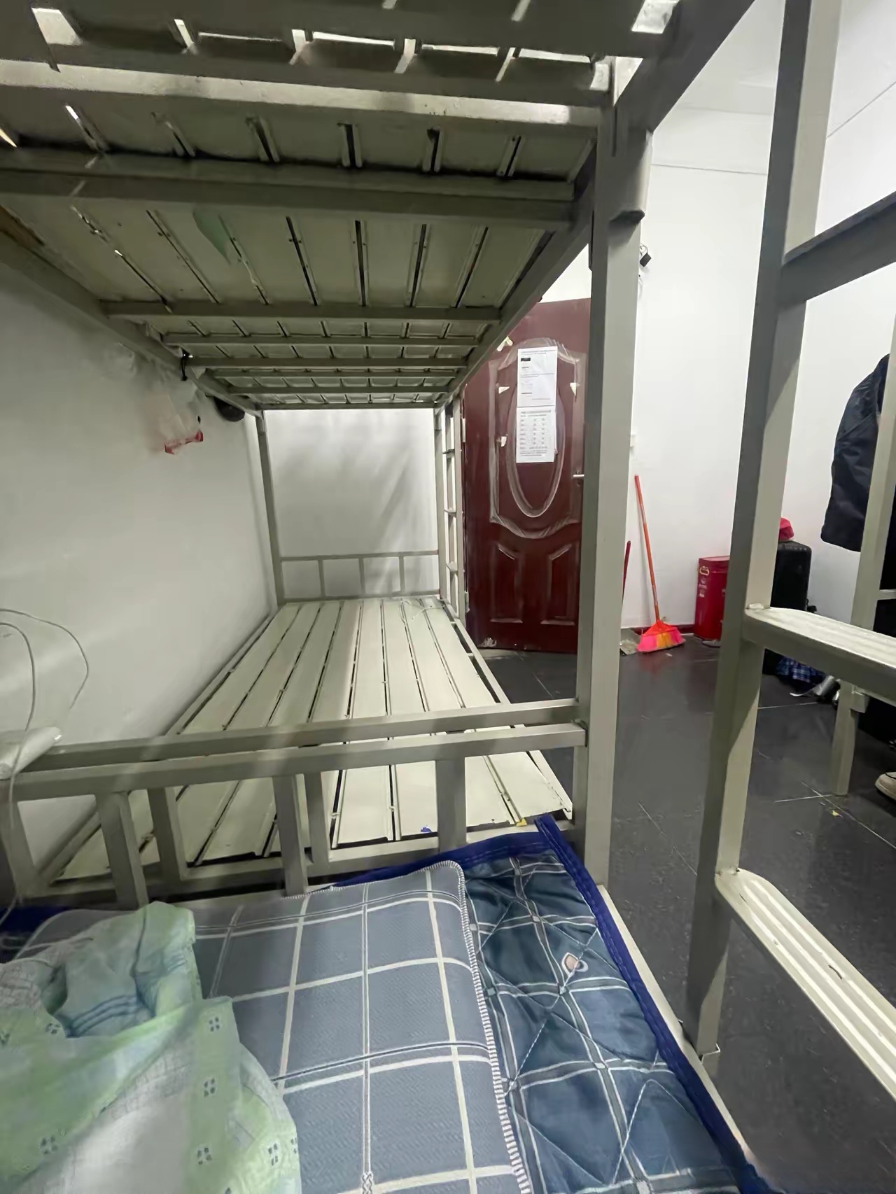 过完10月,在富士康做临时工的人都到期了,现在我宿舍都走了5个人,现在