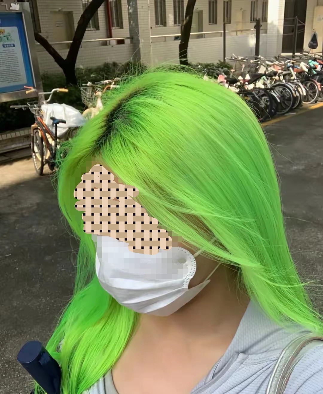 我家那叛逆的女儿,前天染了一头绿发回家,我和她妈又气又无奈.