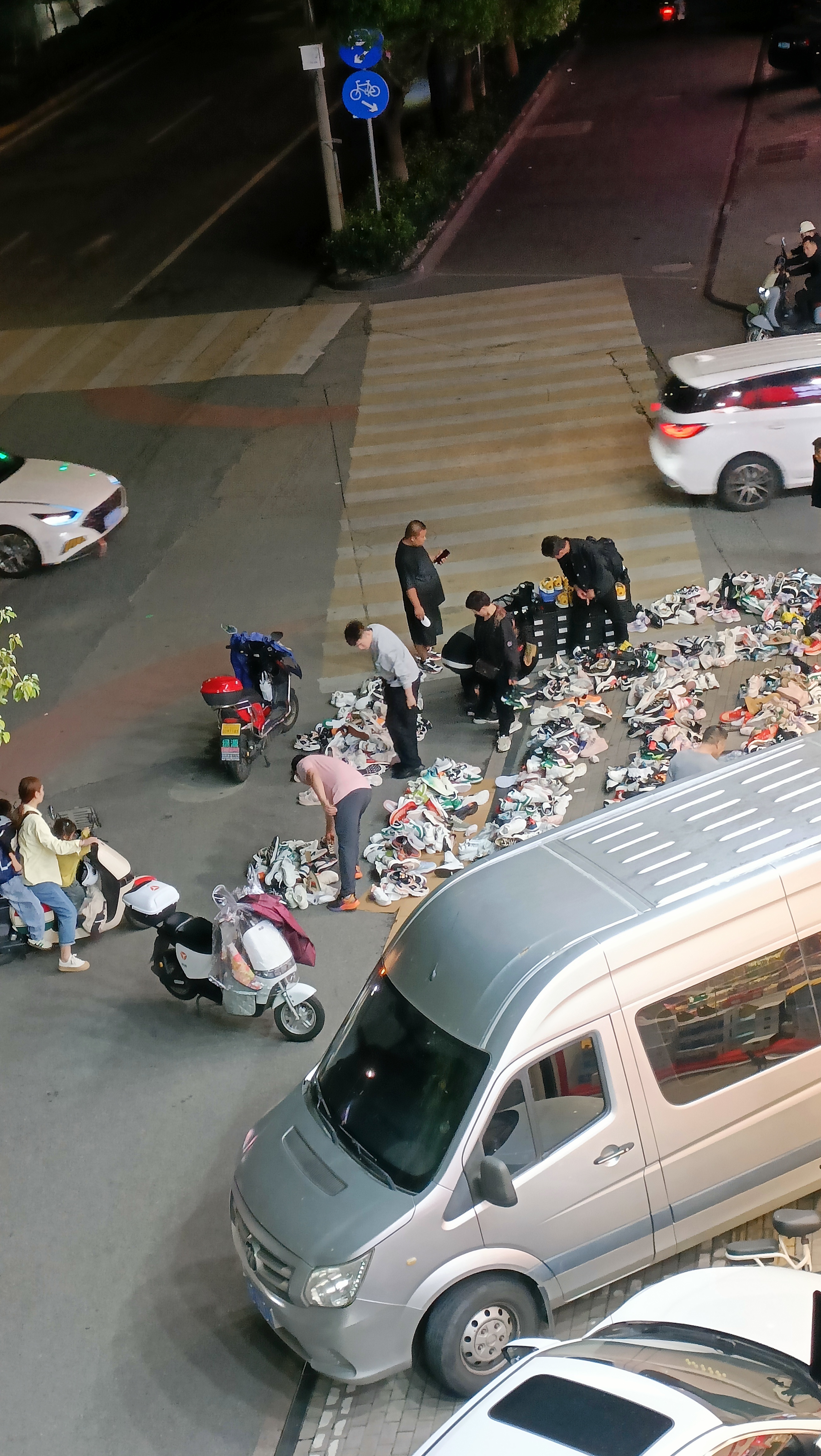 摆小地摊货卖什么好(摆小地摊货卖什么好卖一点)