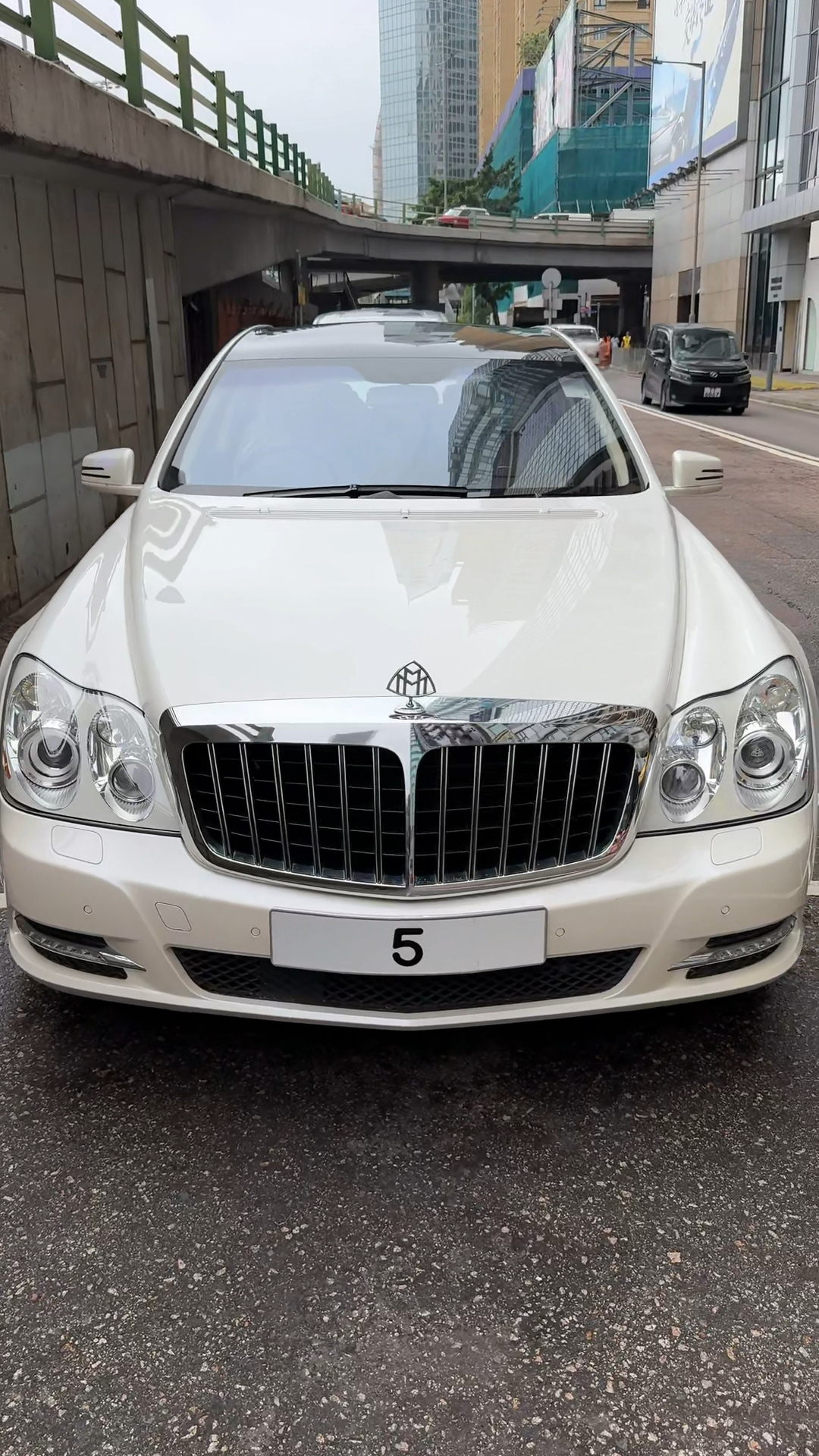 香港街头偶遇刘銮雄的座驾～马云同款迈巴赫62s!非常霸气!
