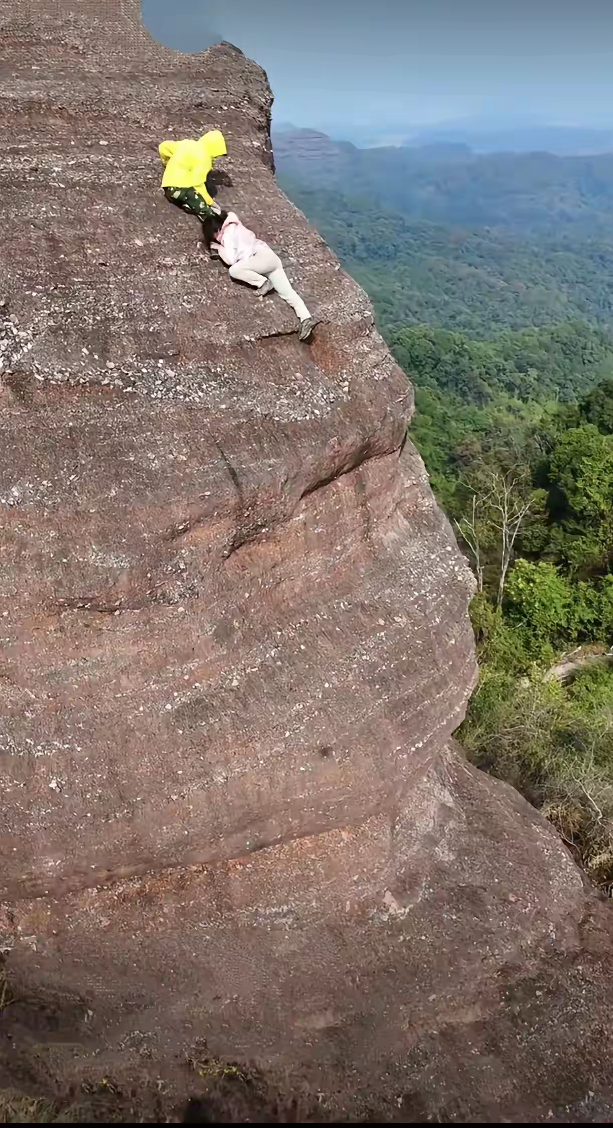 这样的山崖不要徒手攀,岩面有风化的话非常危险