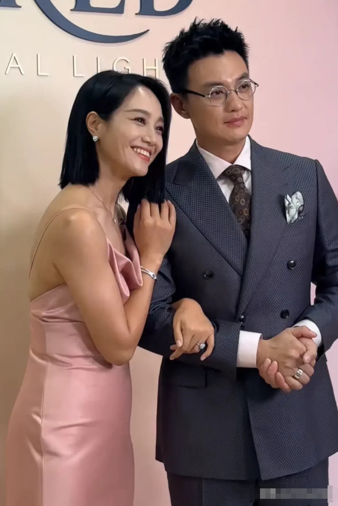难怪之前朱丹不敢把他的真面目让外人知道,如此帅气又有气质的周一围