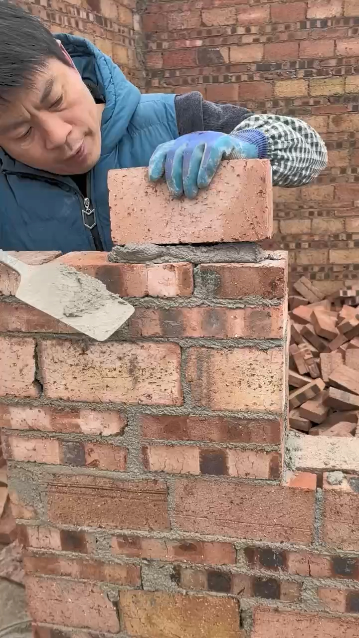 老师傅这个砌砖手法一看就很专业