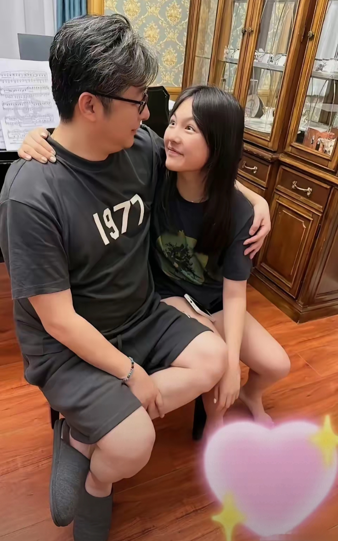 王岳伦女子举止亲密 王岳伦美女