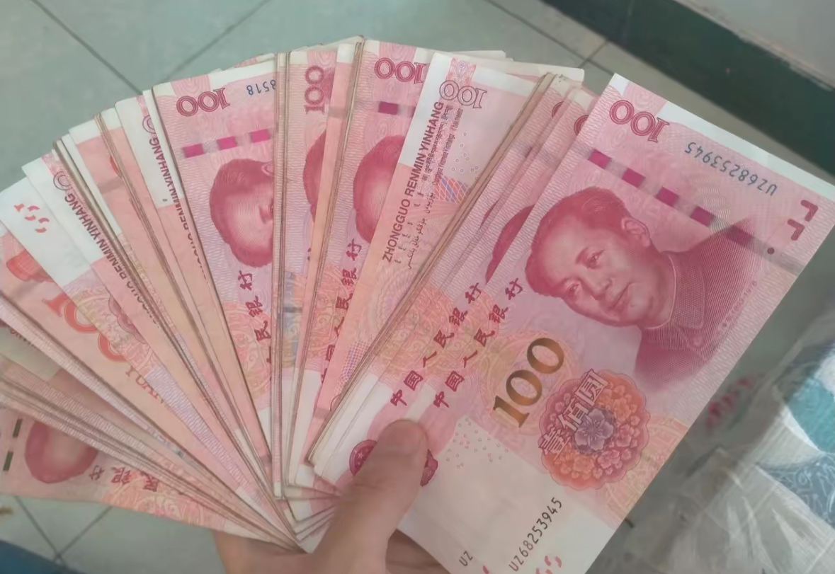 真实图片三千一百人民币图片零钱图片实拍图手拿一堆人民币的照片手