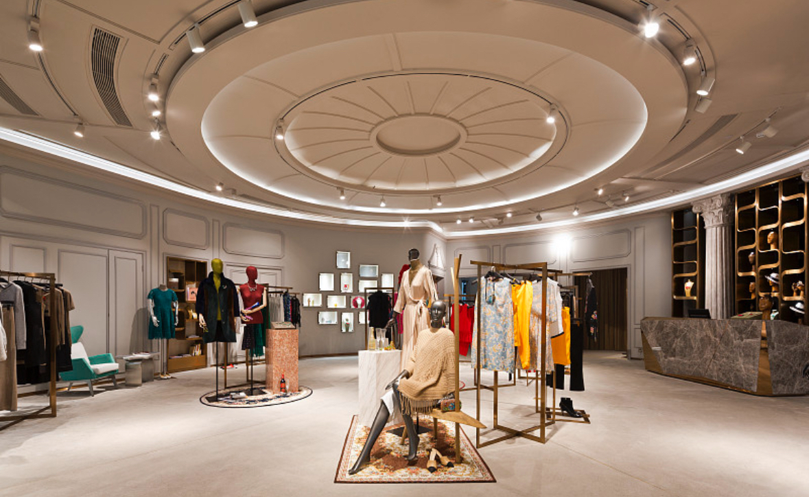 老公拉着脸说,你柜子里那些羽绒服都不能穿了吗?