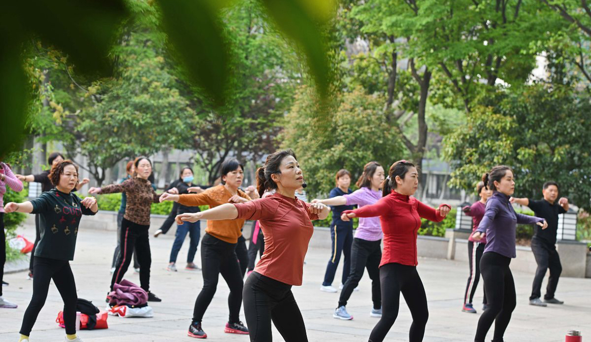 退休后感觉两个人彻底的放飞了自我,两个人每天一起去跳广场舞,一起练
