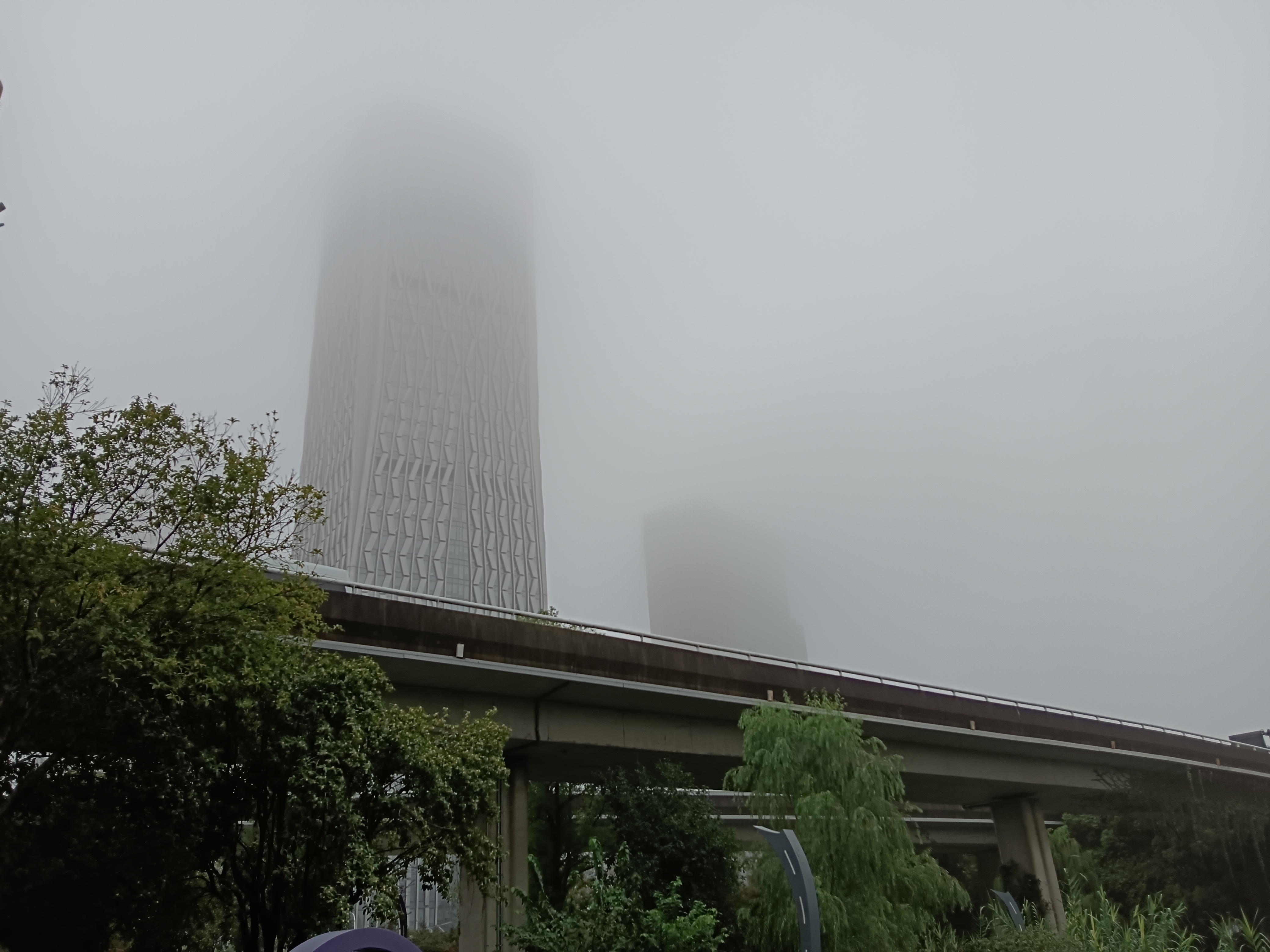 今早8:30分左右,恒生电子总部大楼被氤氲雾气缭绕,远远看去犹如矗立的