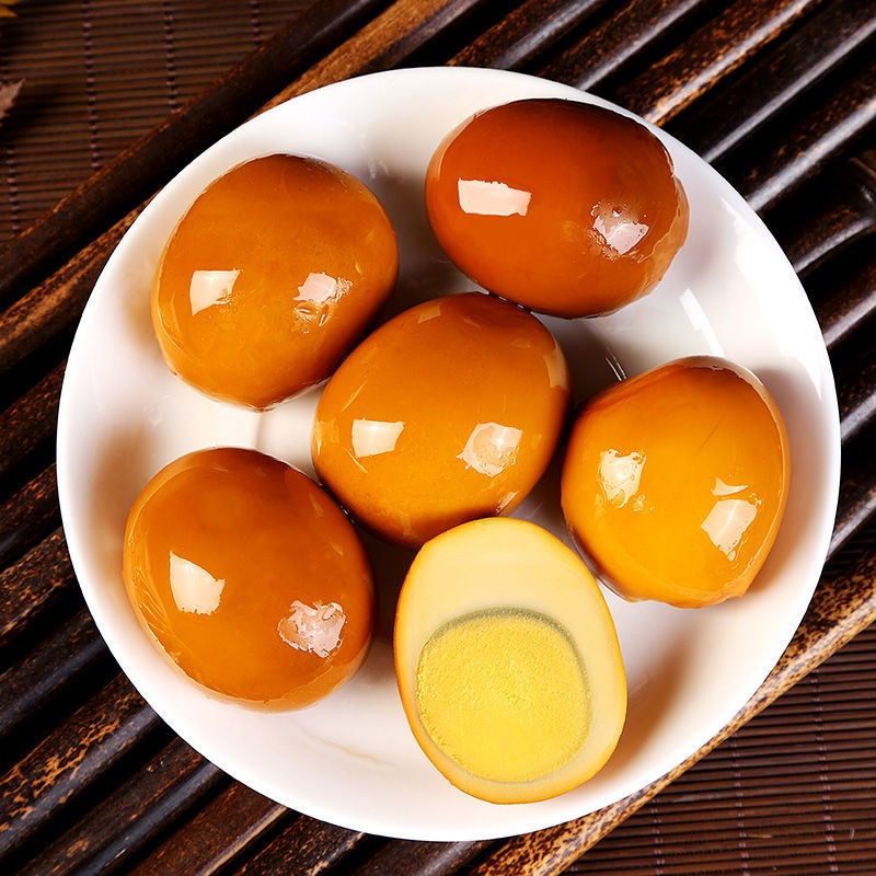 但是当这位大学生打开外卖盒子时却没发现心心念念的卤蛋,所以就找