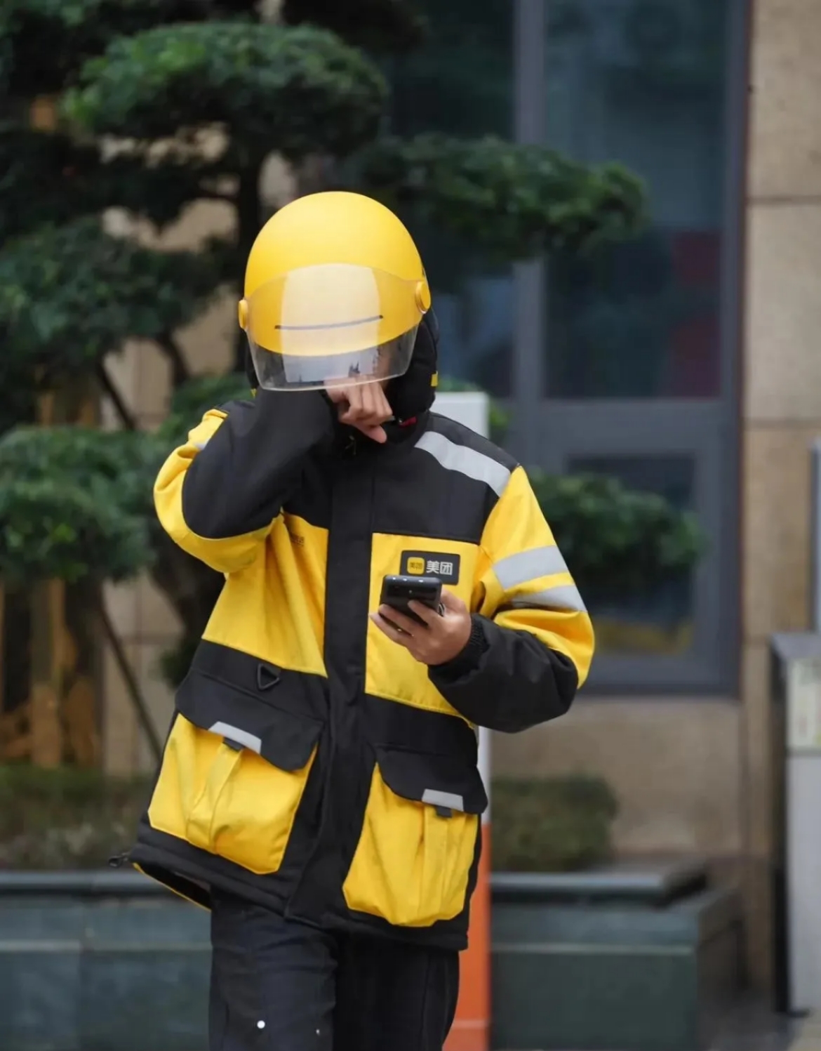 美团高调声称,去年全年给 745 万骑手发放了 800 亿薪资