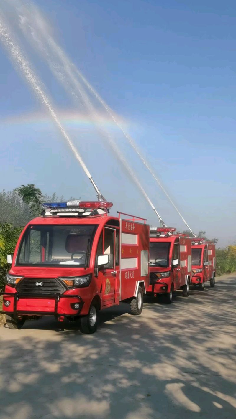 电动四轮微型消防车一吨水罐,配置高炮,后洒水,消防带接口