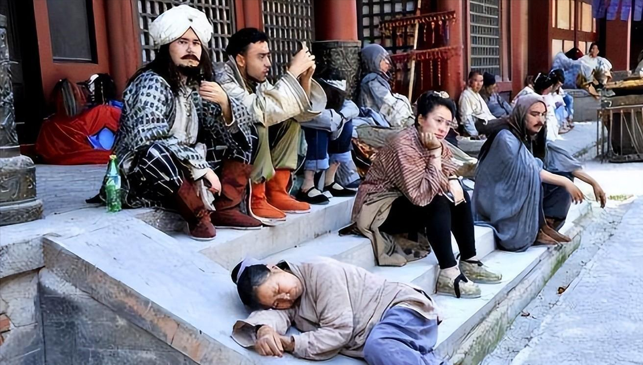 横店群演降薪:10小时135元,群演99