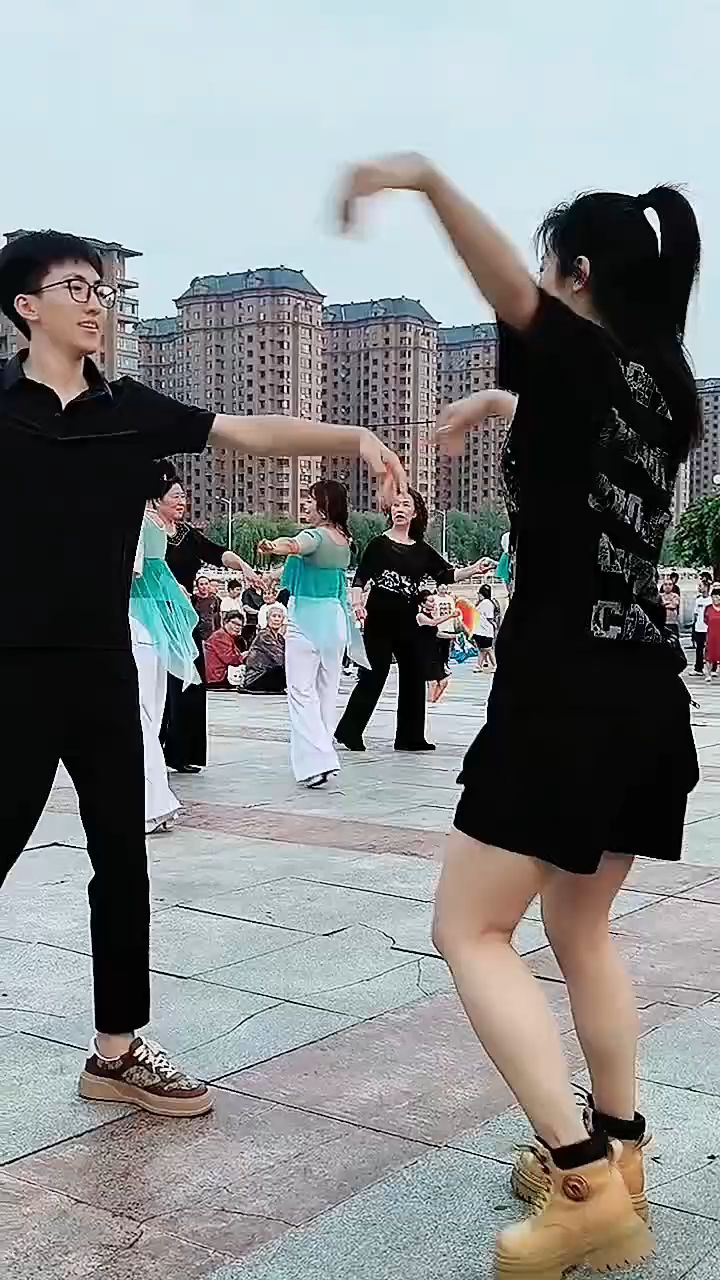 欢快的水兵舞二套!果不团队户外日常练舞!果果不不领舞!