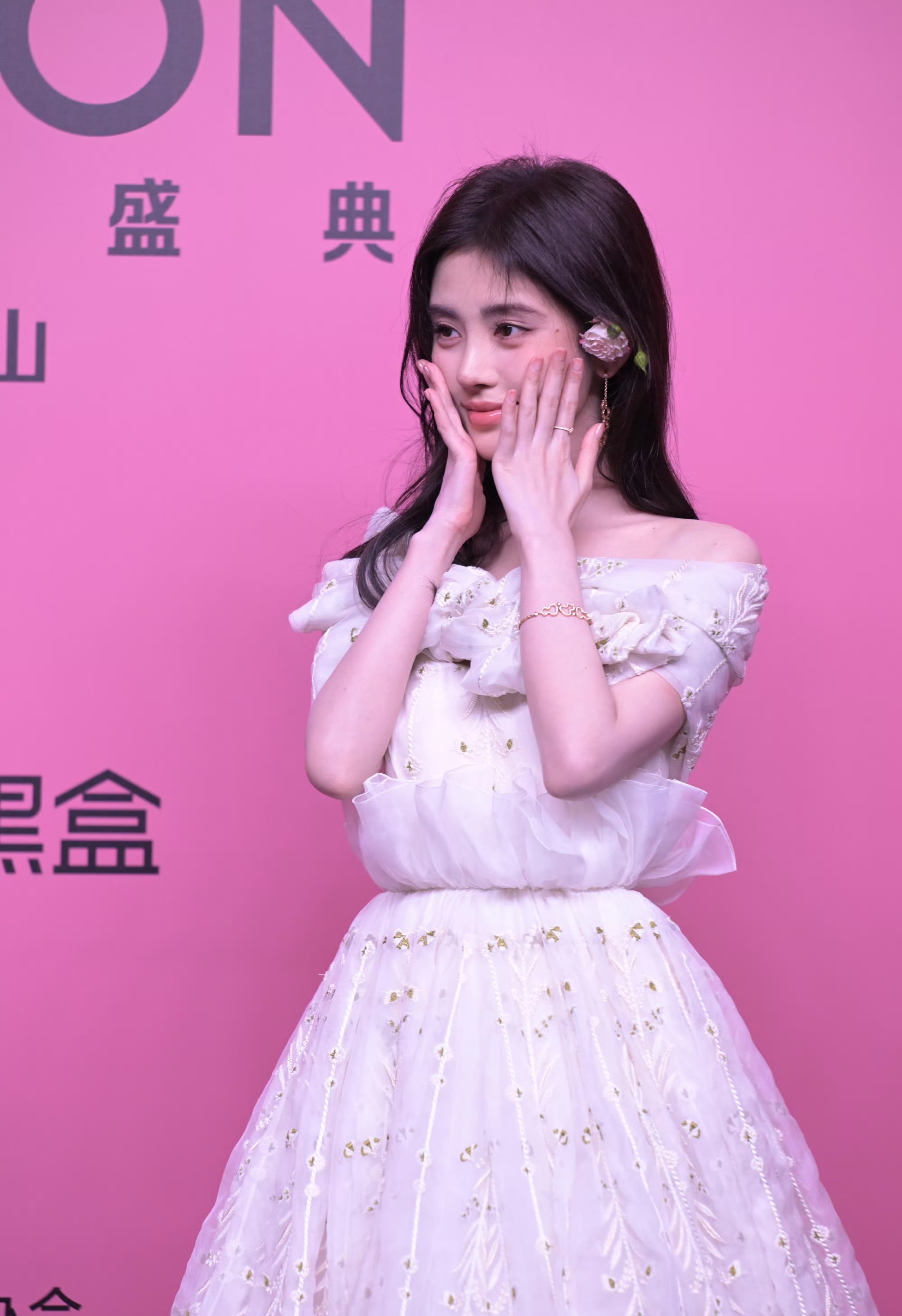 鞠婧祎红毯被称清纯小白花,粉丝却不满,又陷争议风波