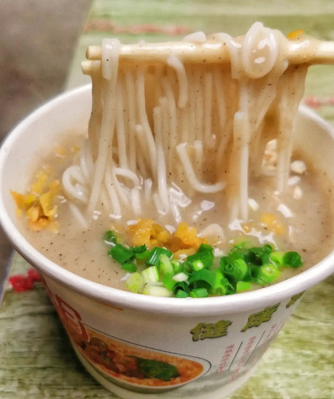 糊汤粉的米粉细如线,洁白细