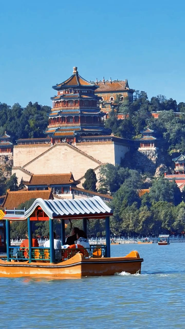 颐和园坐船,享受片刻的宁静