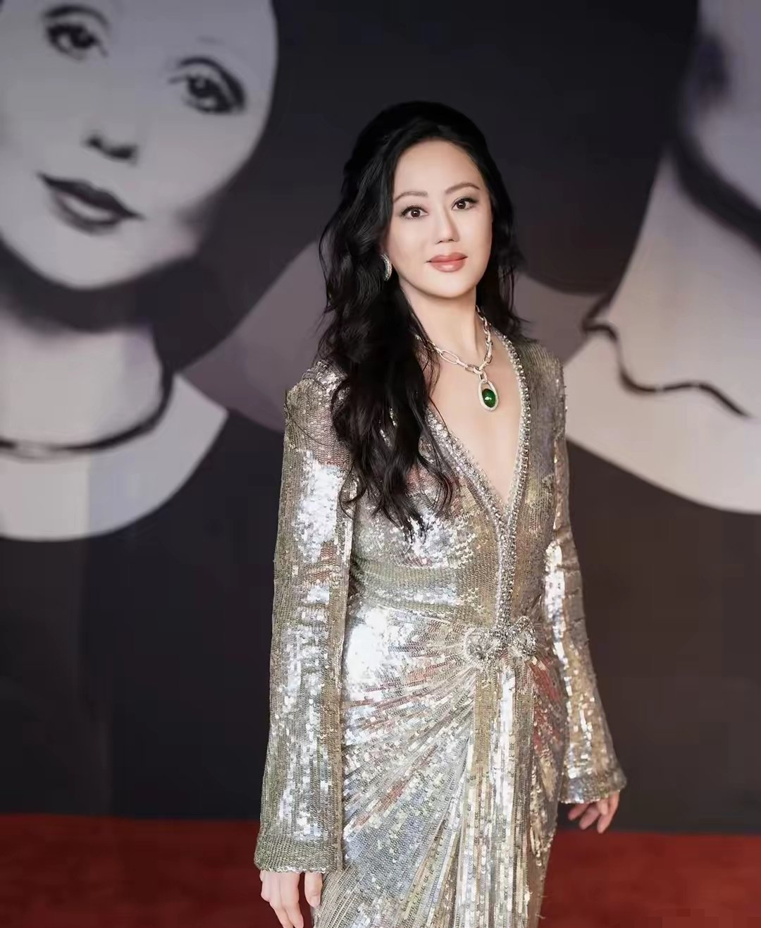 61岁章小蕙闪耀归来:银色深v长裙下的不老传说