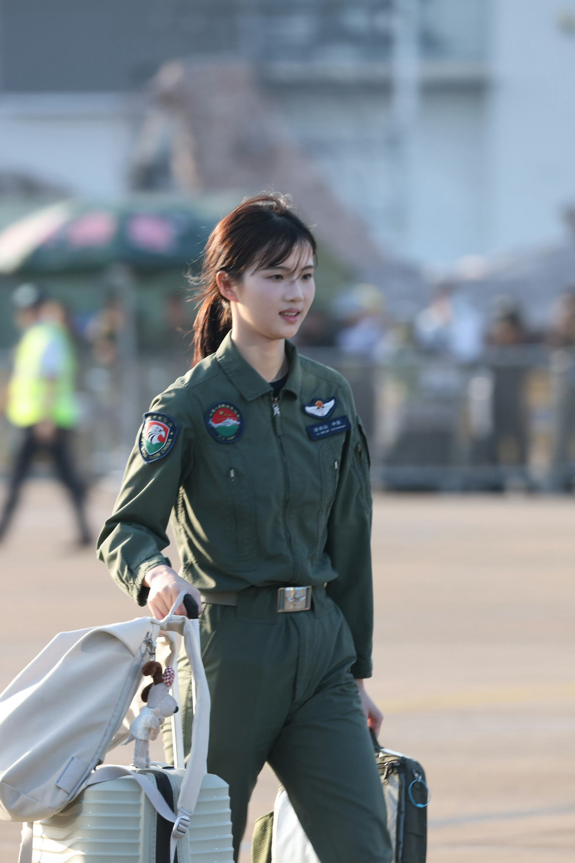 她不仅仅是一位普通的参展者,更是中国空军