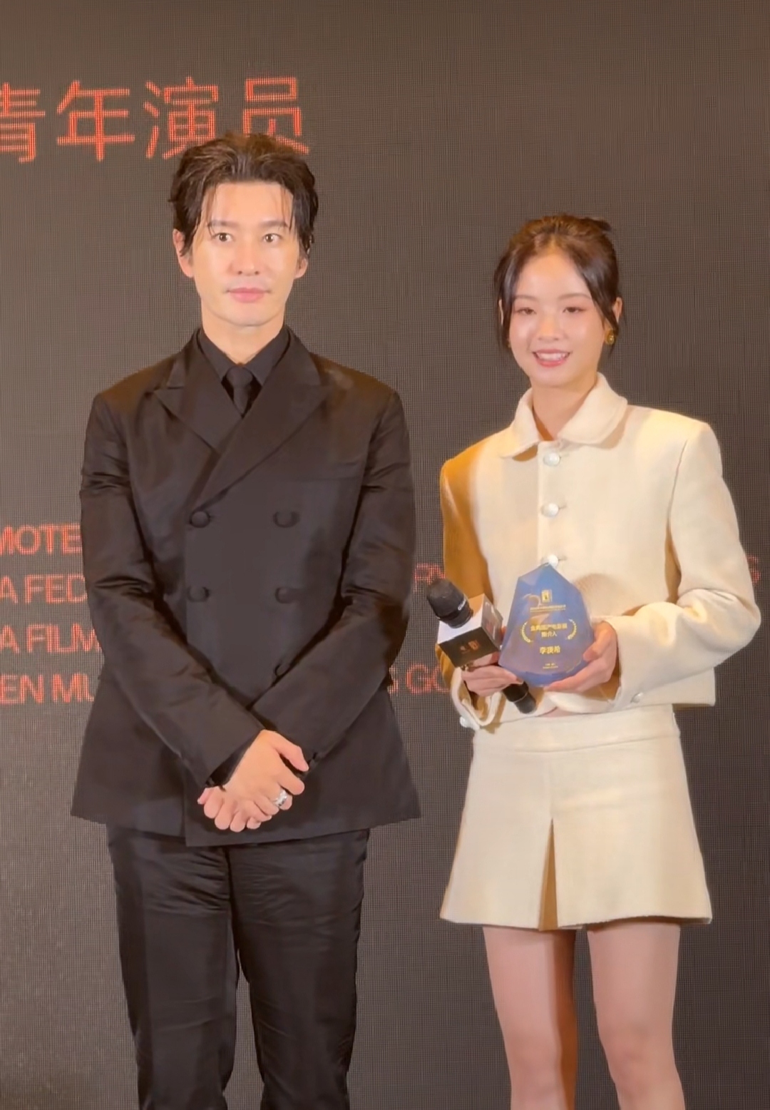 金鸡奖璀璨之夜:黄晓明携手李庚希,新星崛起共铸光影传奇 在金鸡奖的