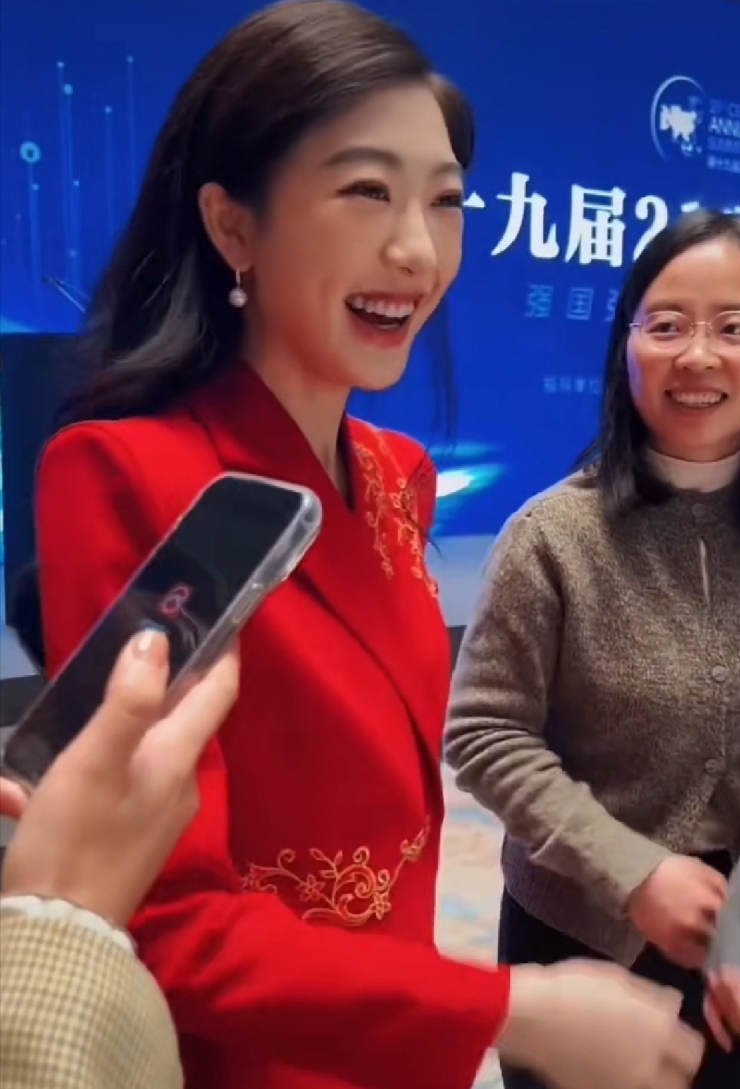 孙乐言:红装下的璀璨星光,主持人的风采与奥斯卡的心动时刻