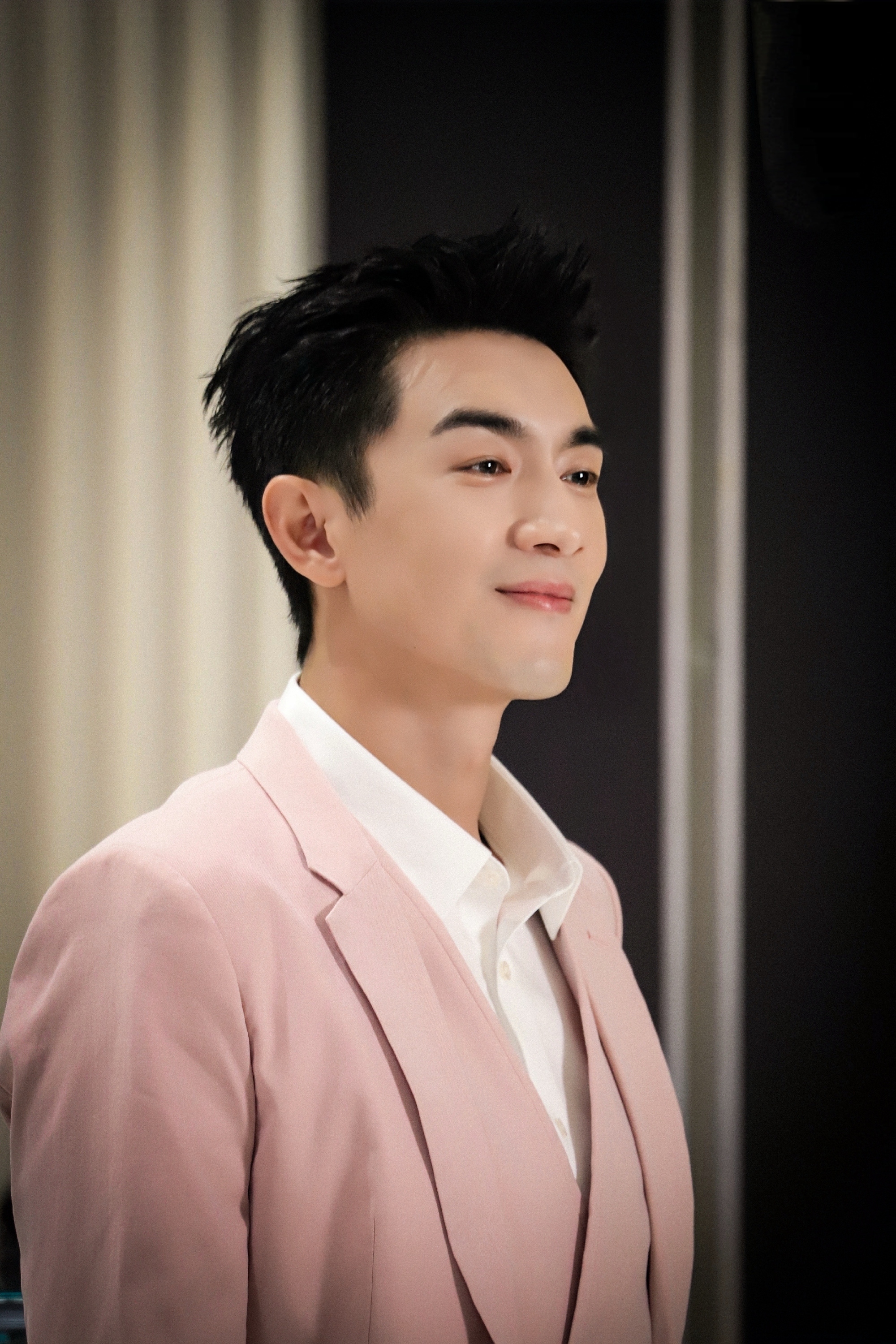 林更新:粉色西装下的时尚新纪元 当林更新以一身粉色西装亮相,仿佛