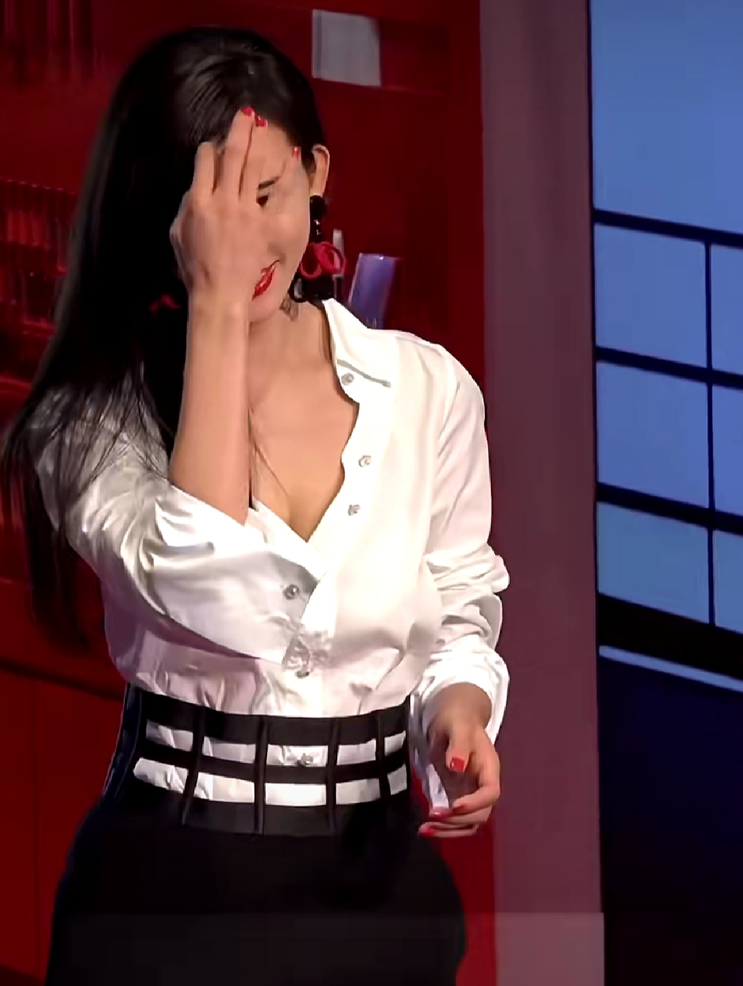 林志玲:鲜艳女神,50岁依旧光彩照人