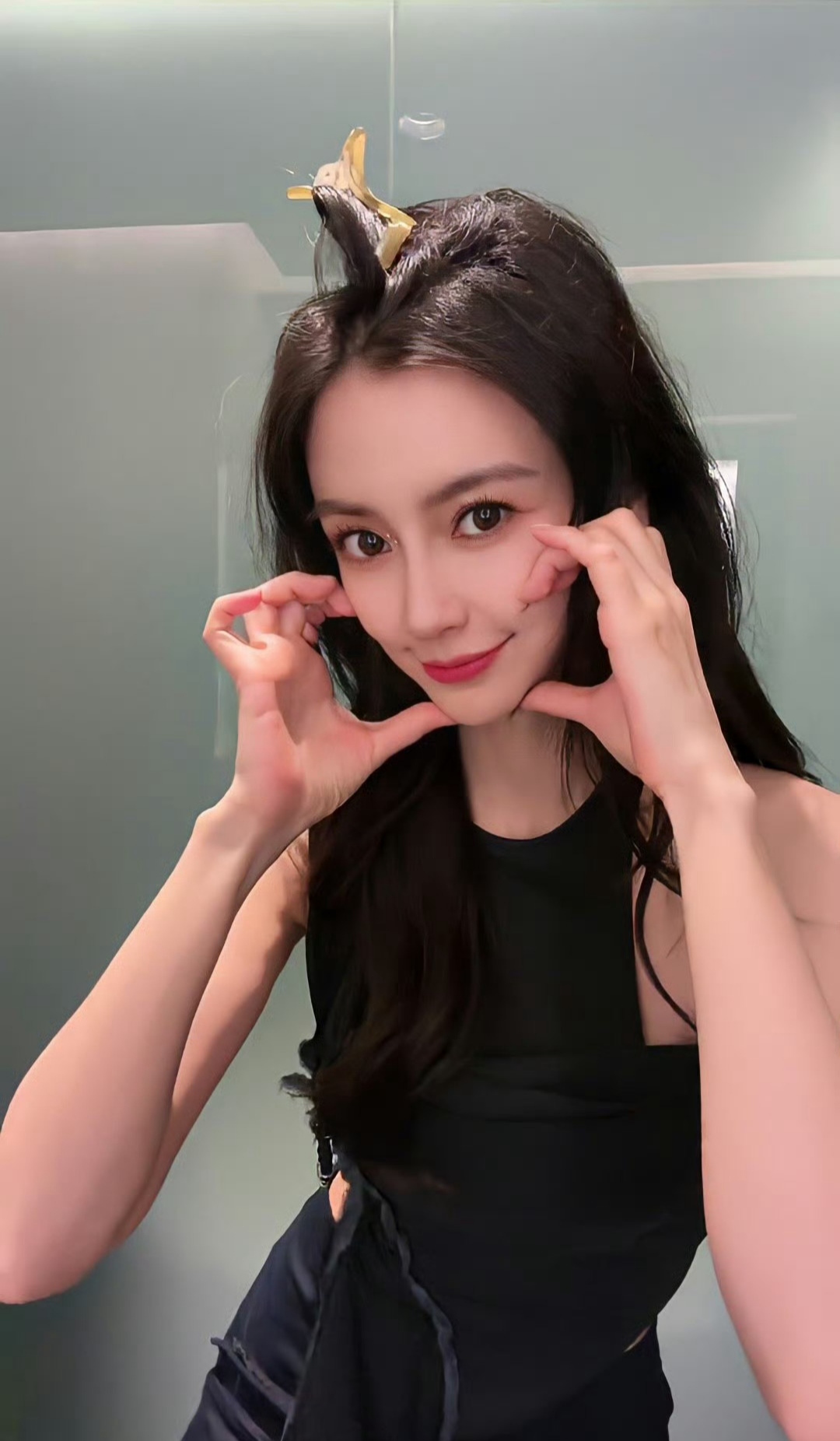 可爱迷人 一身黑衣很亮眼 美丽脸蛋好年轻 漂亮美女就