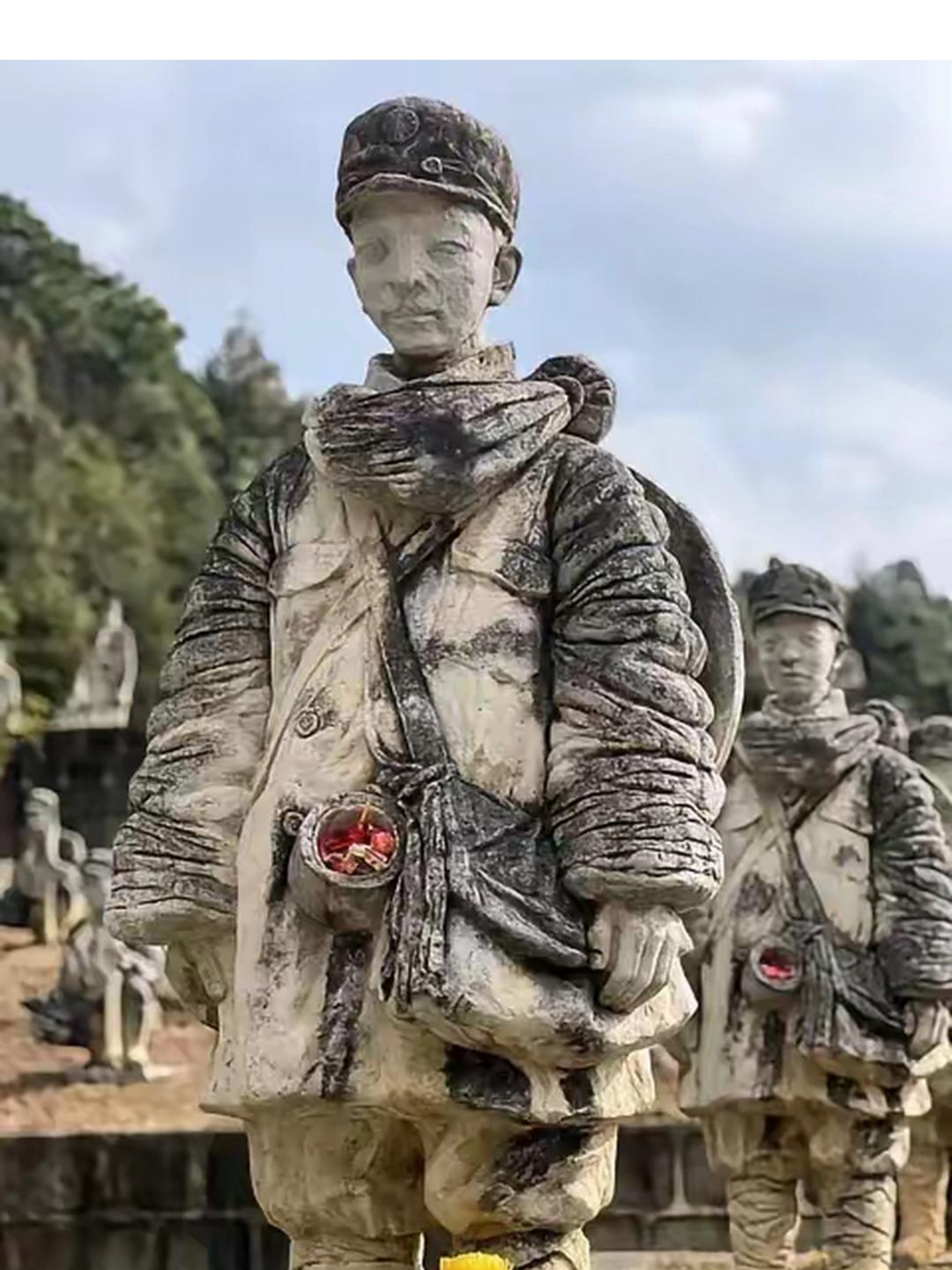 我石头文化部队图片大刀砍鬼子钢盔雕塑在哪个盔博物馆大刀砍日本鬼子
