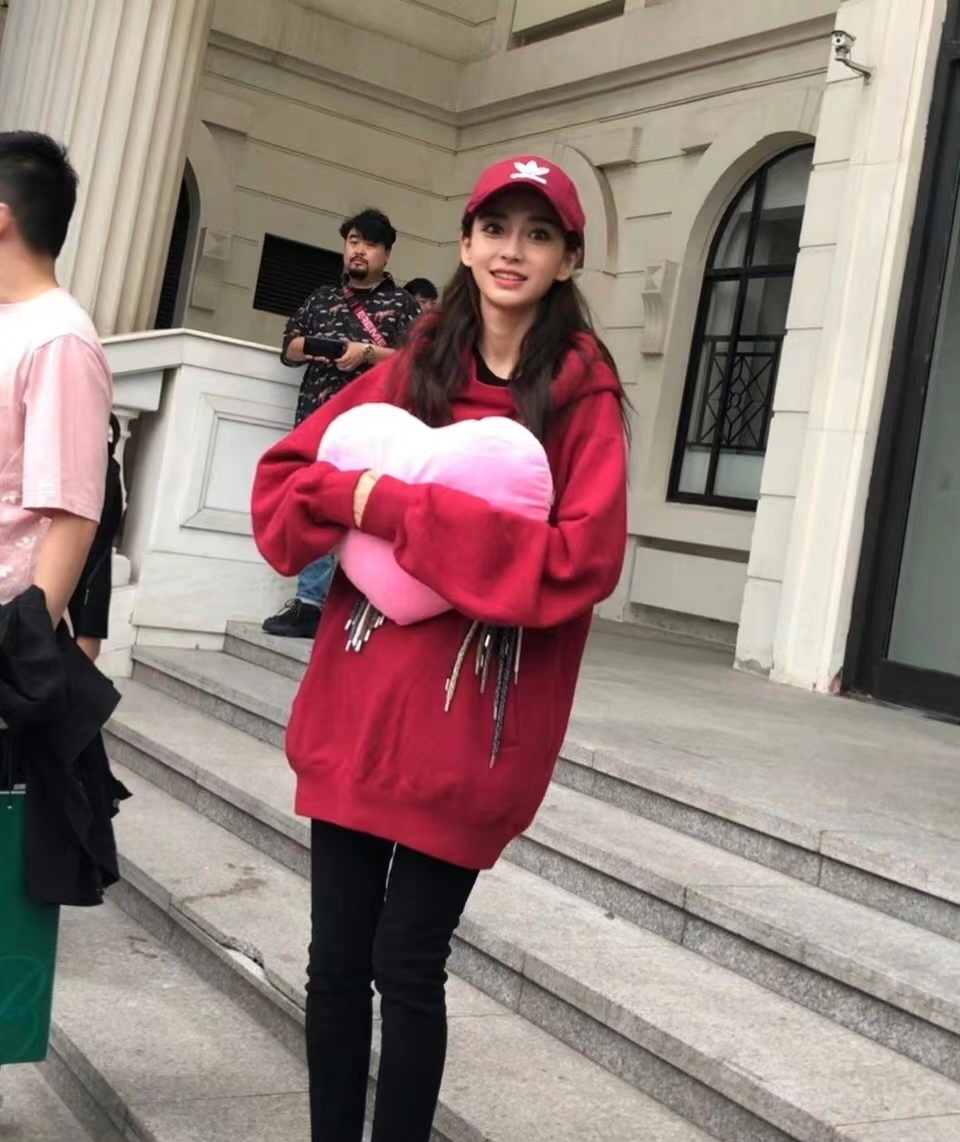 头戴红色的棒球帽,而她的笑容好甜,与粉丝合照也很是温柔,难怪有网友