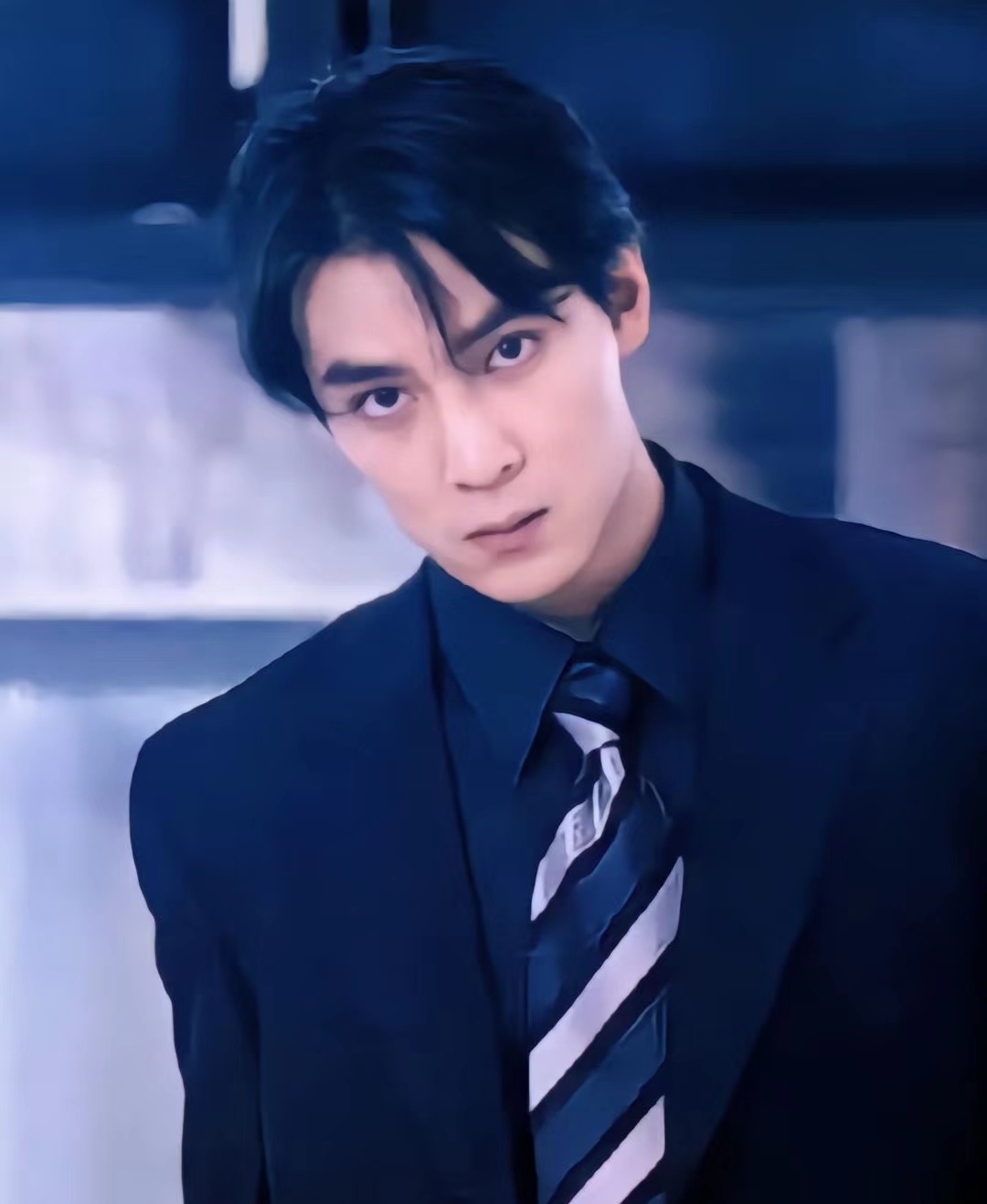 吴彦祖的长相是有多么的英俊潇洒呢,反正他在帅届的地位简直就是一骑