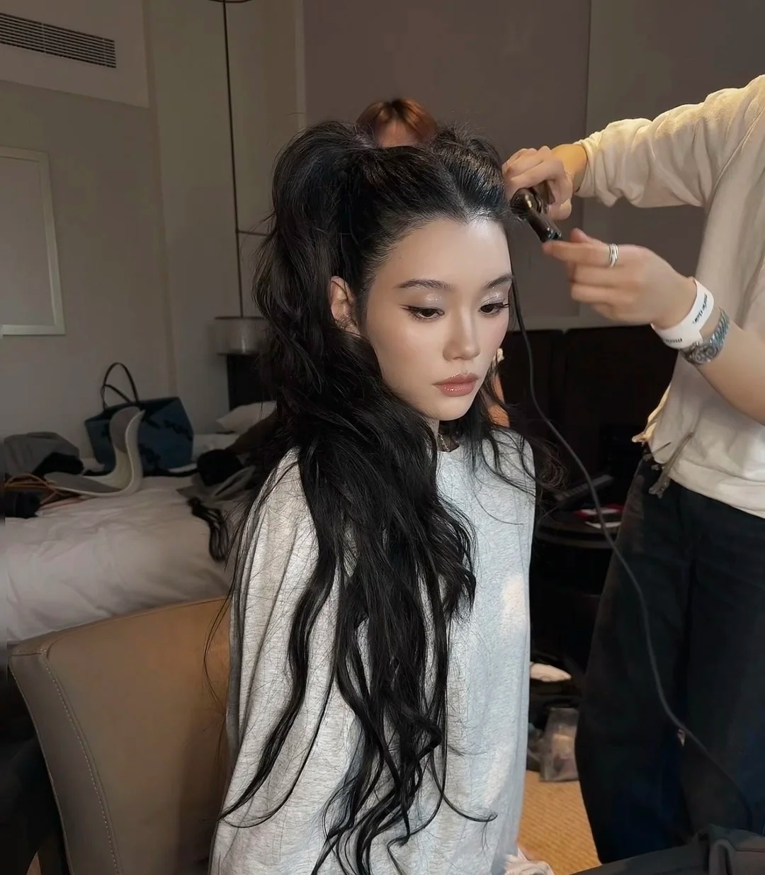 看来她是为了参加什么活动所以她才会临时接的头发吧不过我平时都是