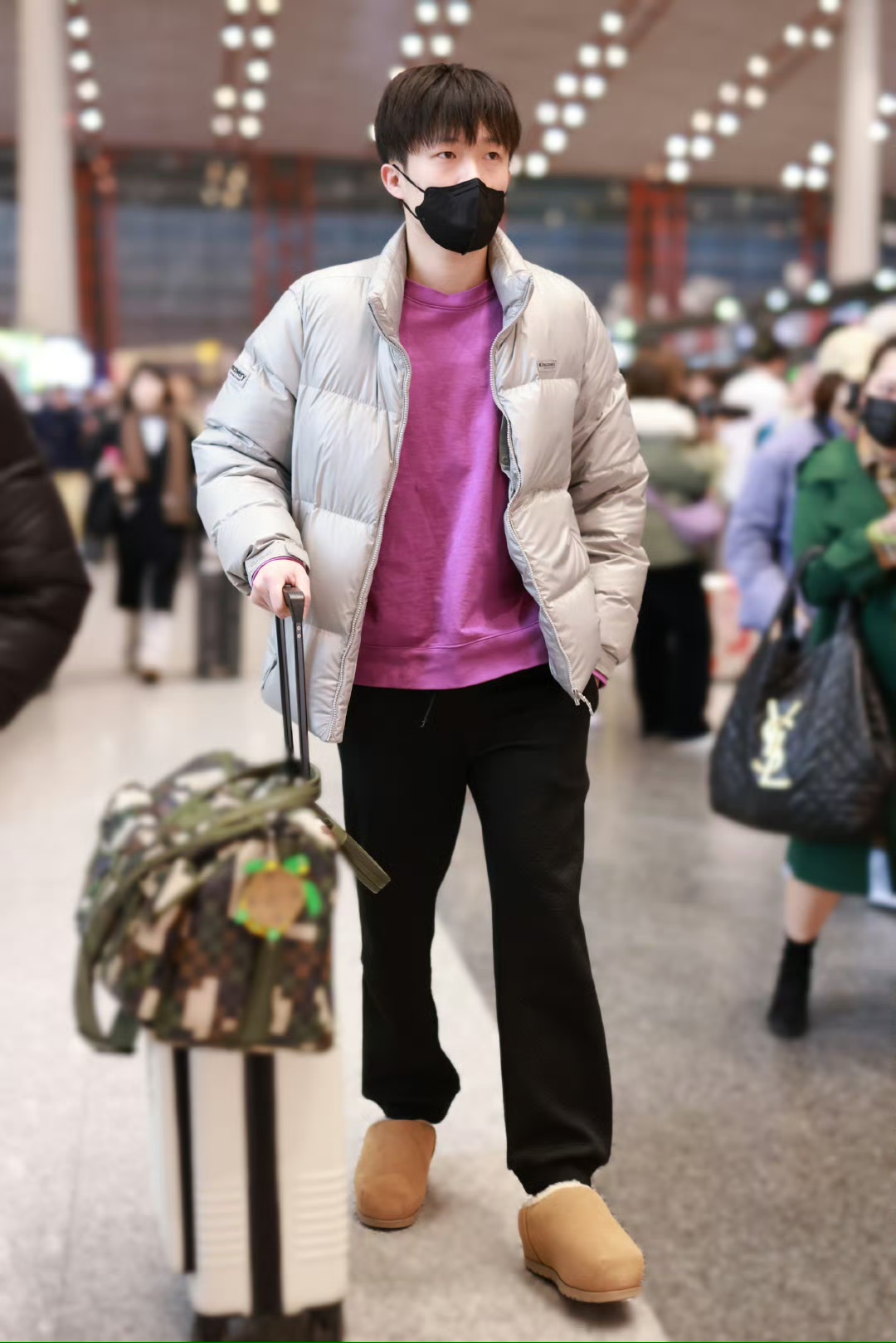 热点引擎计划# 王楚钦ugg,乒乓球运动员王楚钦最新机场穿搭真是太帅